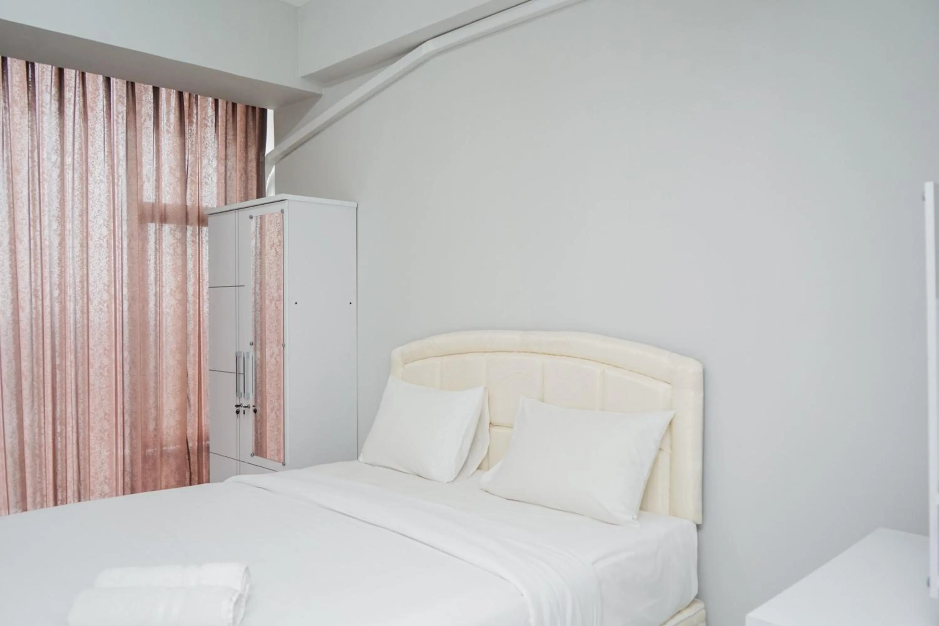 Bed in Fully Furnished Studio with Comfort Design Majestic Point Serpong Apartment By Travelio