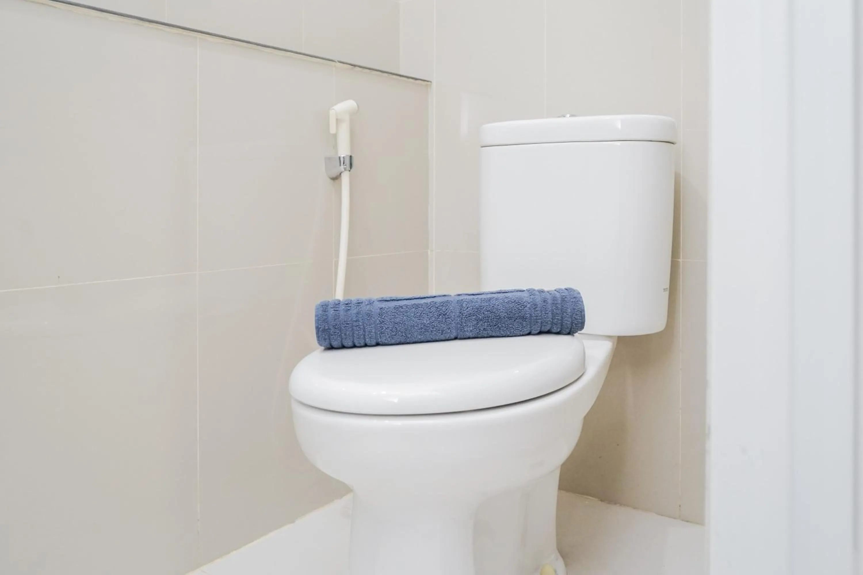 Bathroom in Fully Furnished Studio with Comfort Design Majestic Point Serpong Apartment By Travelio