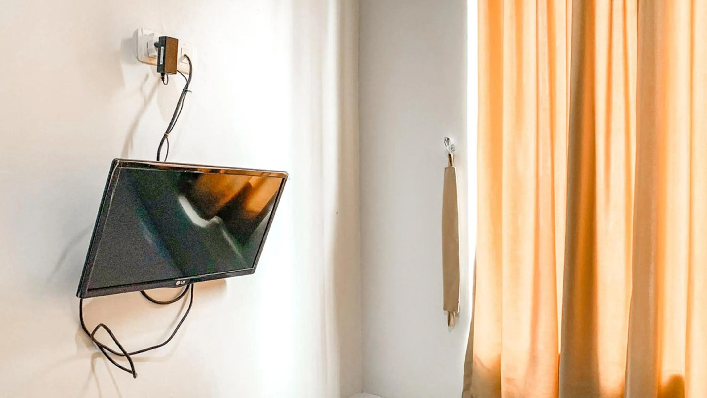 TV/Entertainment Center in Griya Rasuna Jakarta Mitra RedDoorz