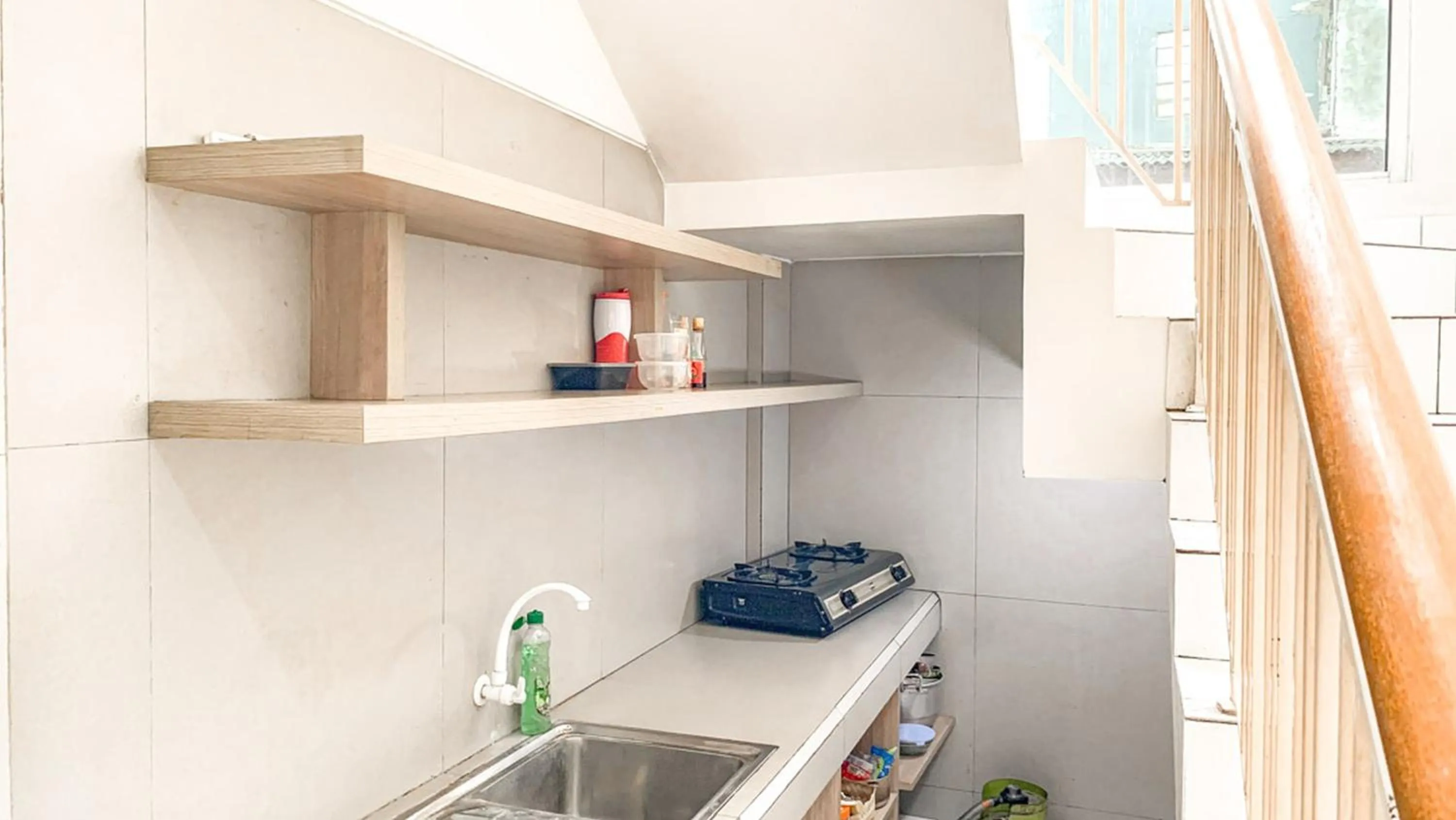 Kitchen or kitchenette, Kitchen/Kitchenette in Griya Rasuna Jakarta Mitra RedDoorz