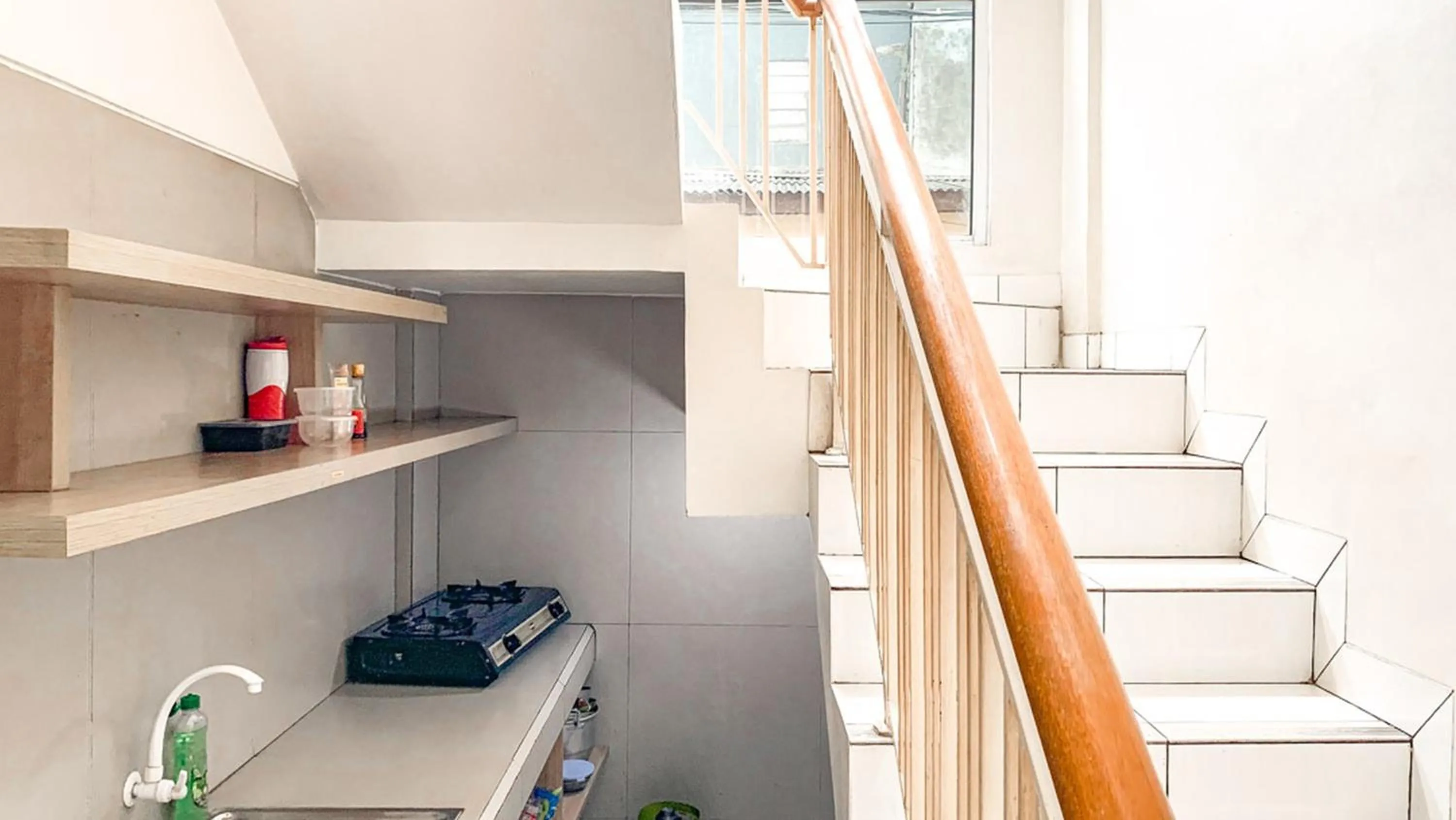 Kitchen/Kitchenette in Griya Rasuna Jakarta Mitra RedDoorz