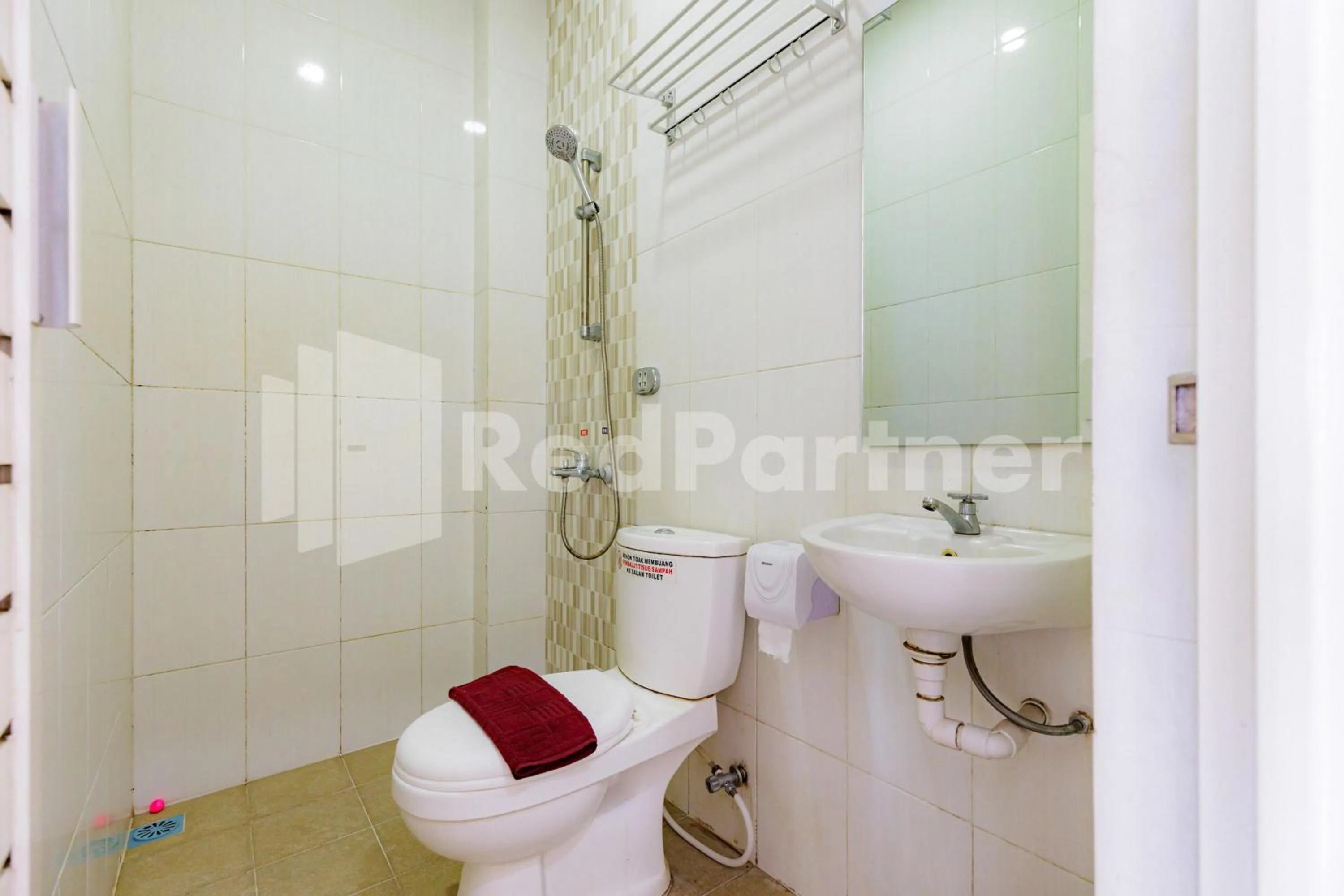 Bathroom in De Malang Sweet Homestay Syariah Mitra RedDoorz