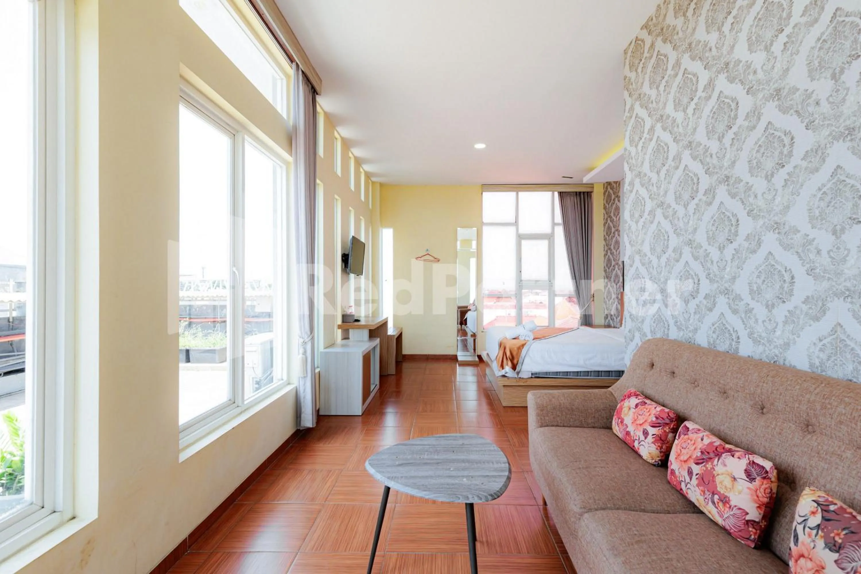 Seating area, Bed in De Malang Sweet Homestay Syariah Mitra RedDoorz