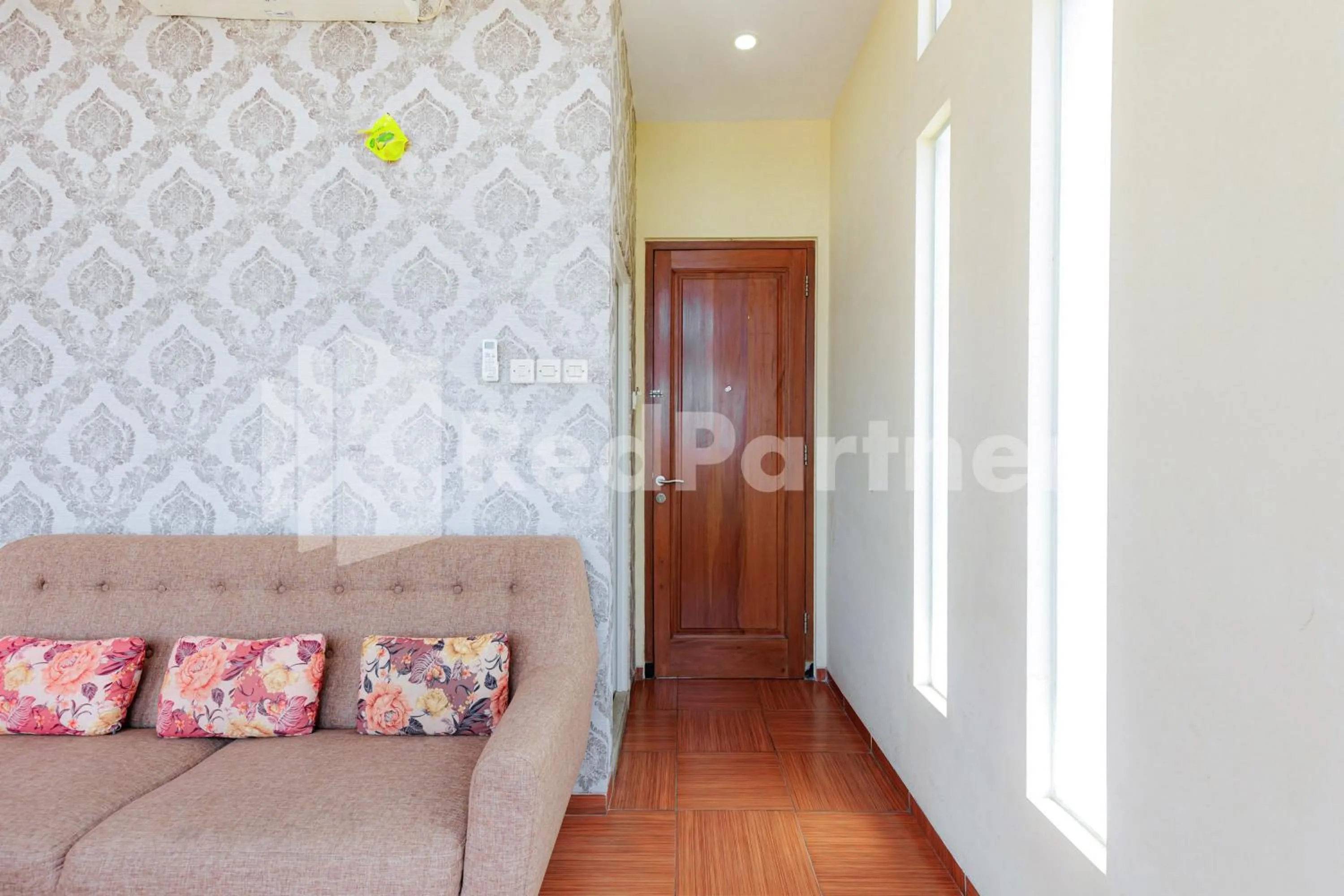 Seating area in De Malang Sweet Homestay Syariah Mitra RedDoorz