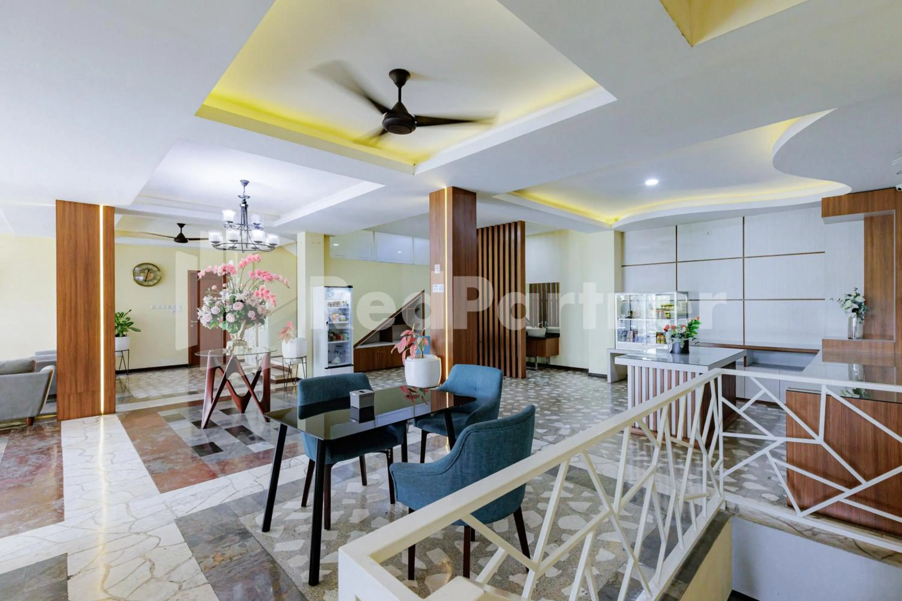 Seating area in De Malang Sweet Homestay Syariah Mitra RedDoorz