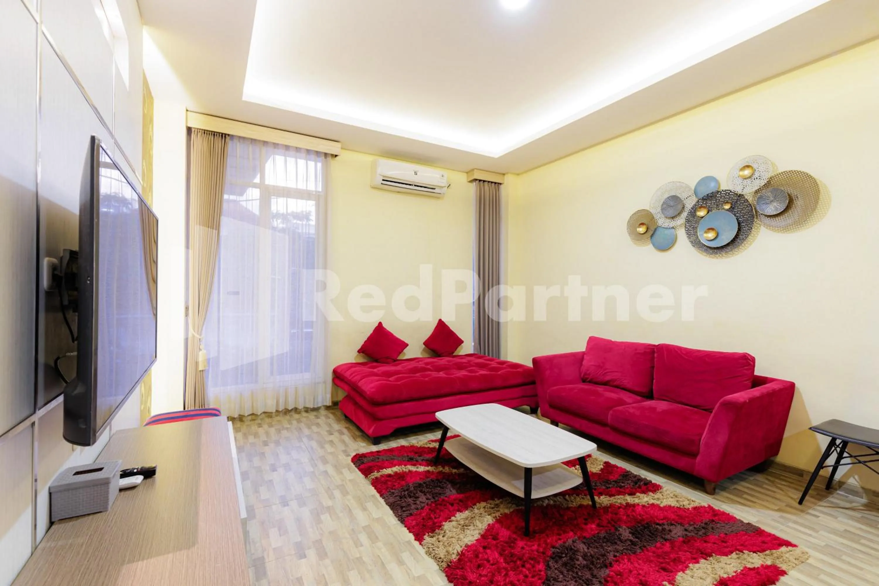 Seating area in De Malang Sweet Homestay Syariah Mitra RedDoorz