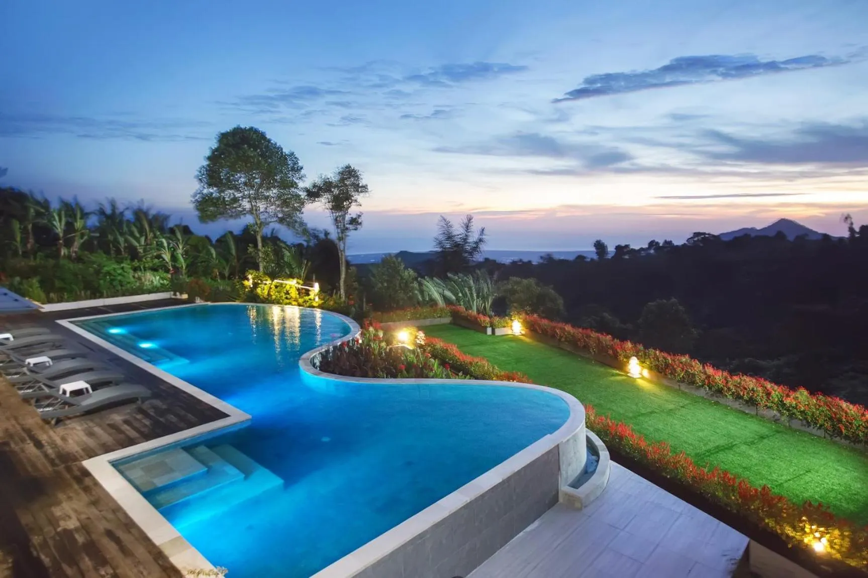 Swimming pool in Giriwood Hotel & Villa