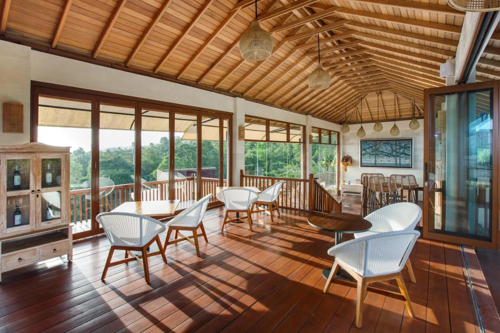 Restaurant/places to eat in Giriwood Hotel & Villa