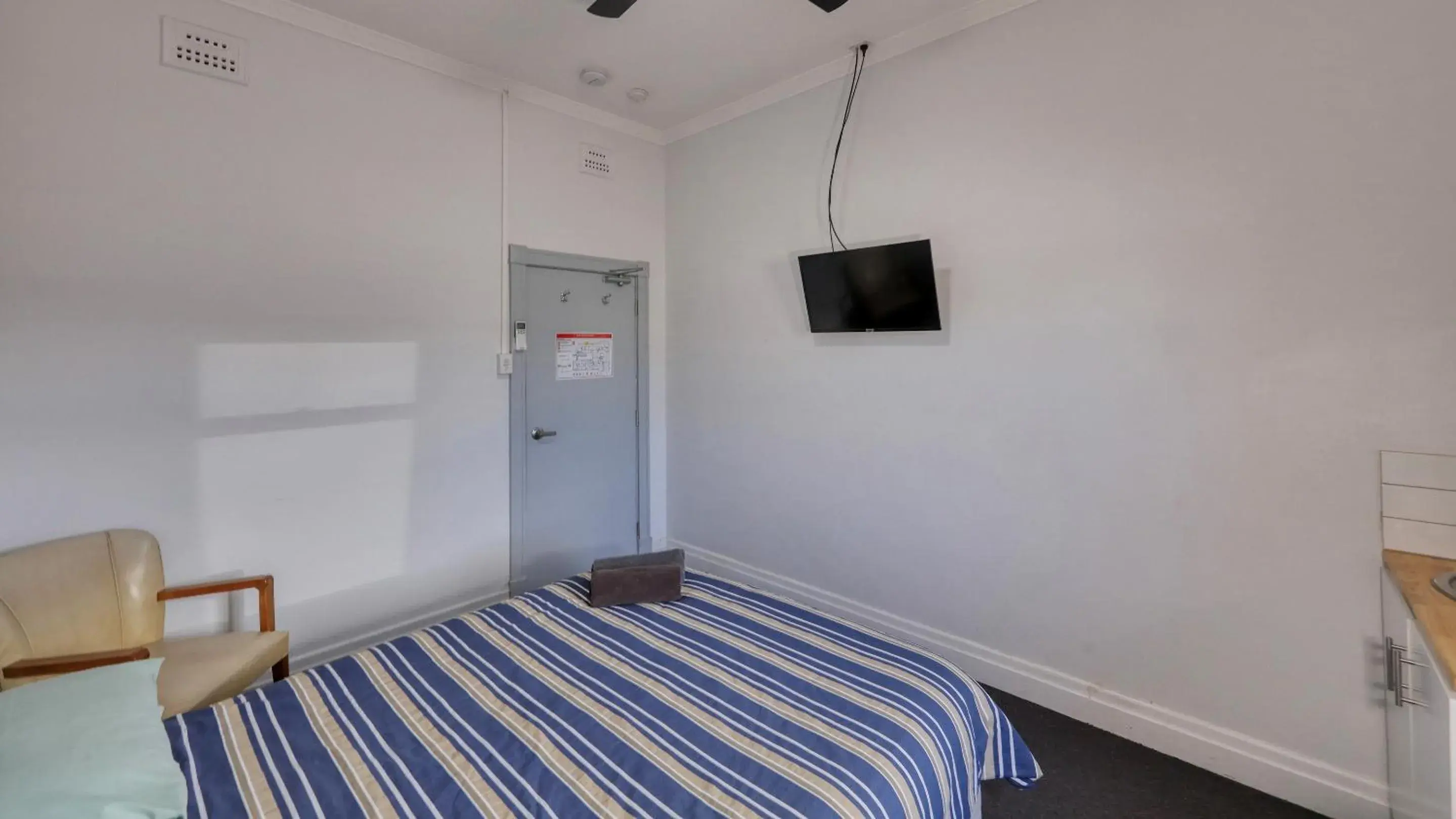 Double Room with Shared Bathroom - single occupancy in Broadway Hotel Double Room with Shared Bathroom - single occupancy in Broadway Hotel