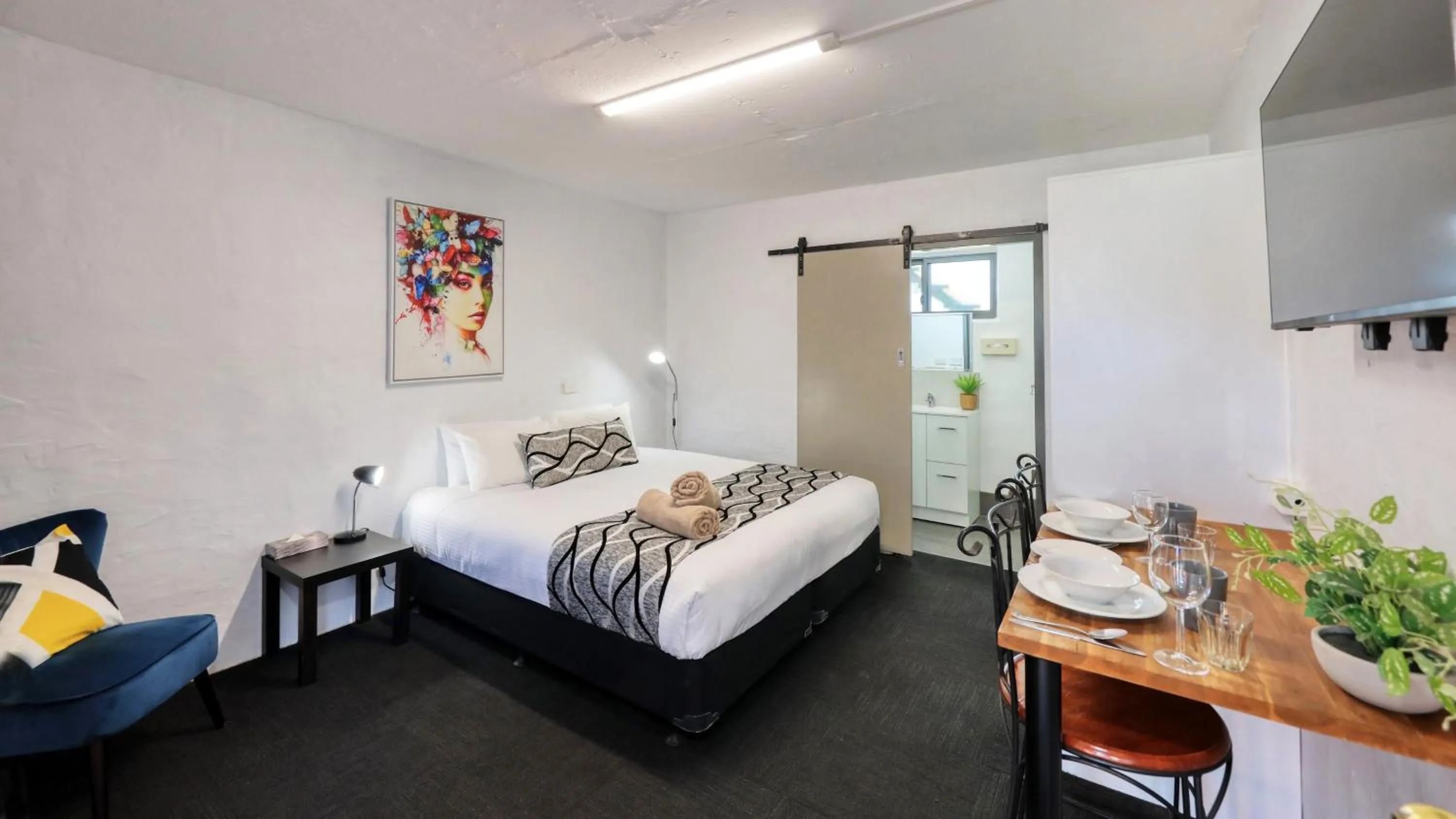 Bed in Parkes Federation Motel