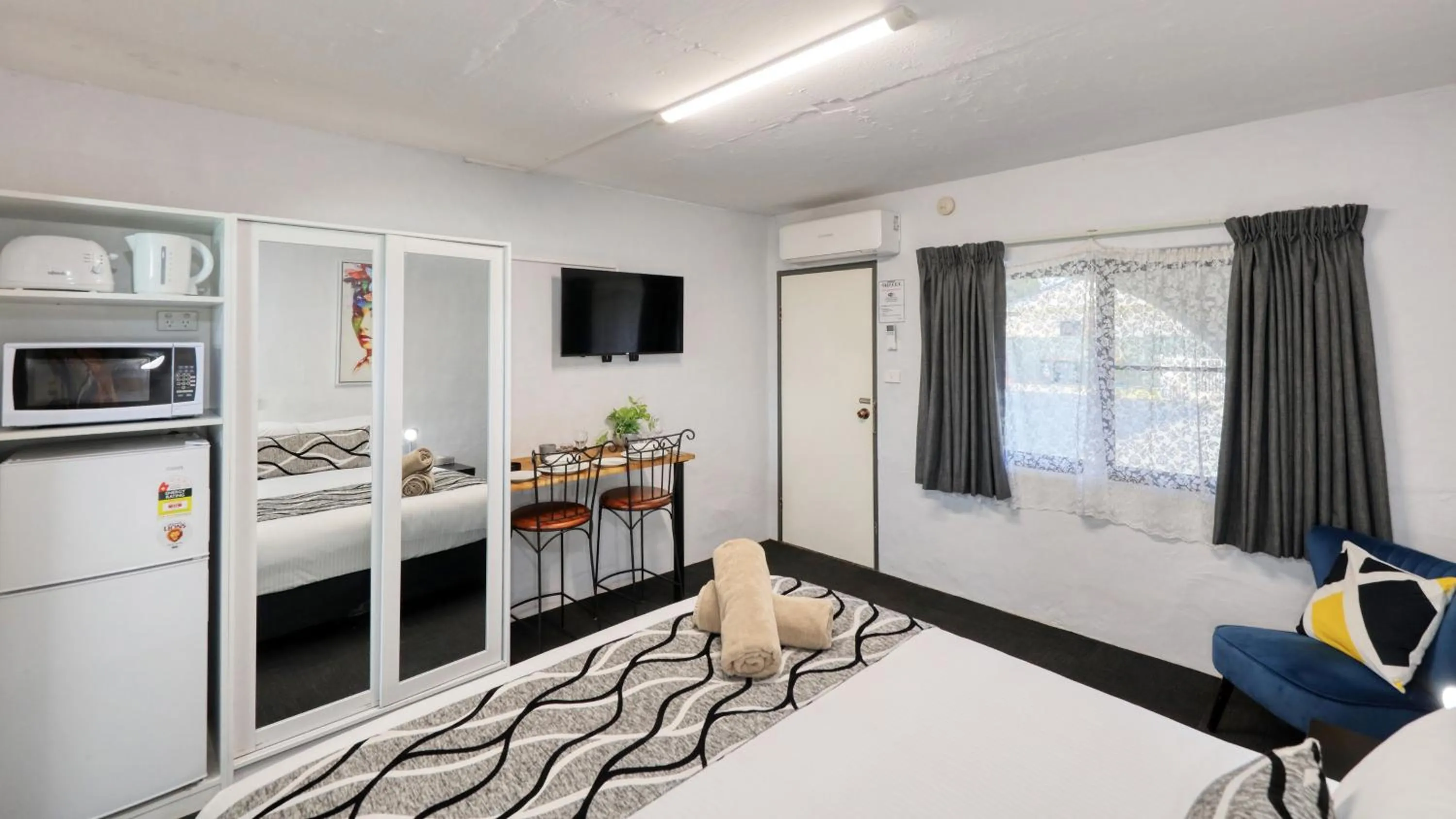 Bed in Parkes Federation Motel