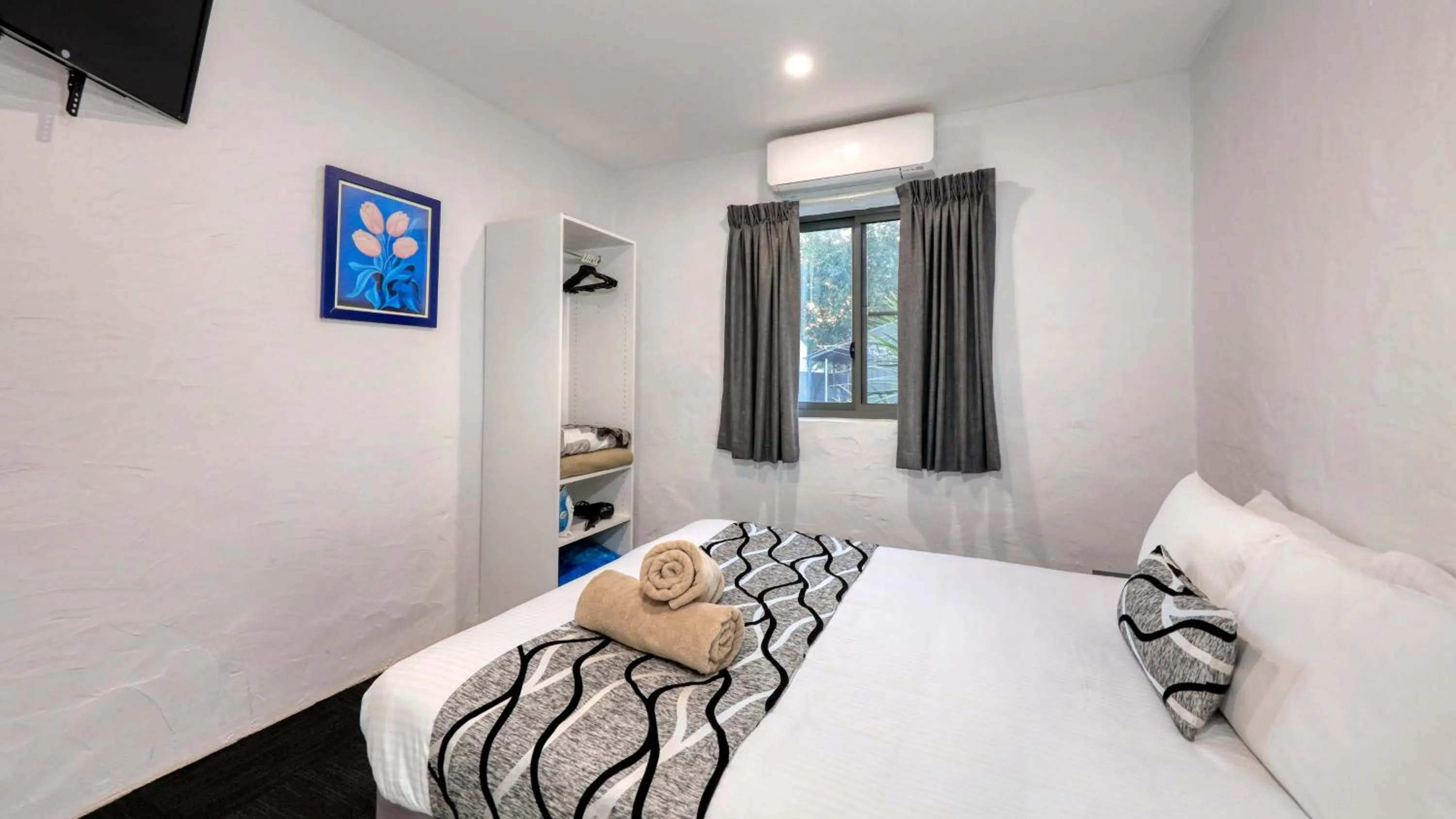 Bed in Parkes Federation Motel