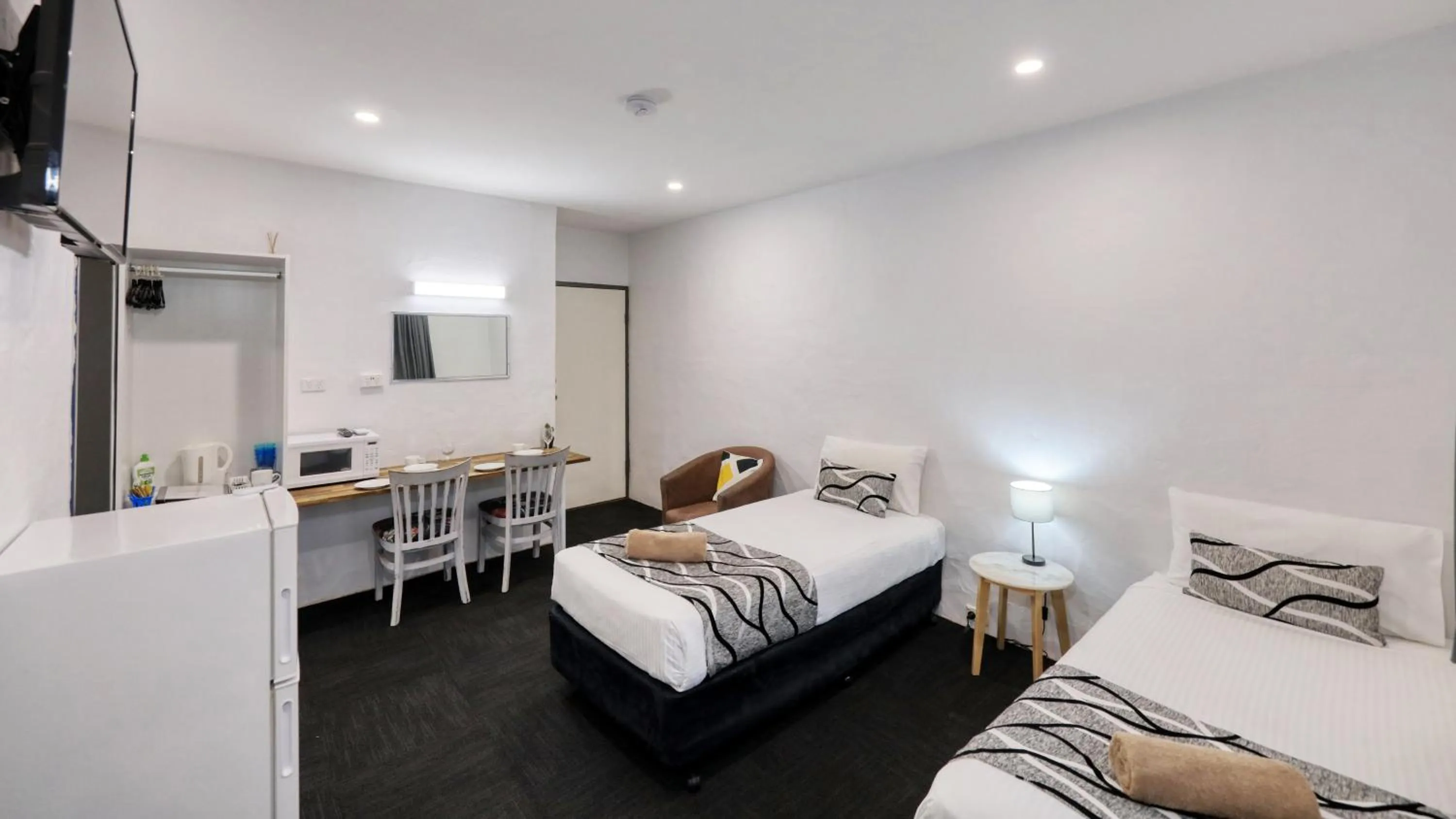 Bed in Parkes Federation Motel