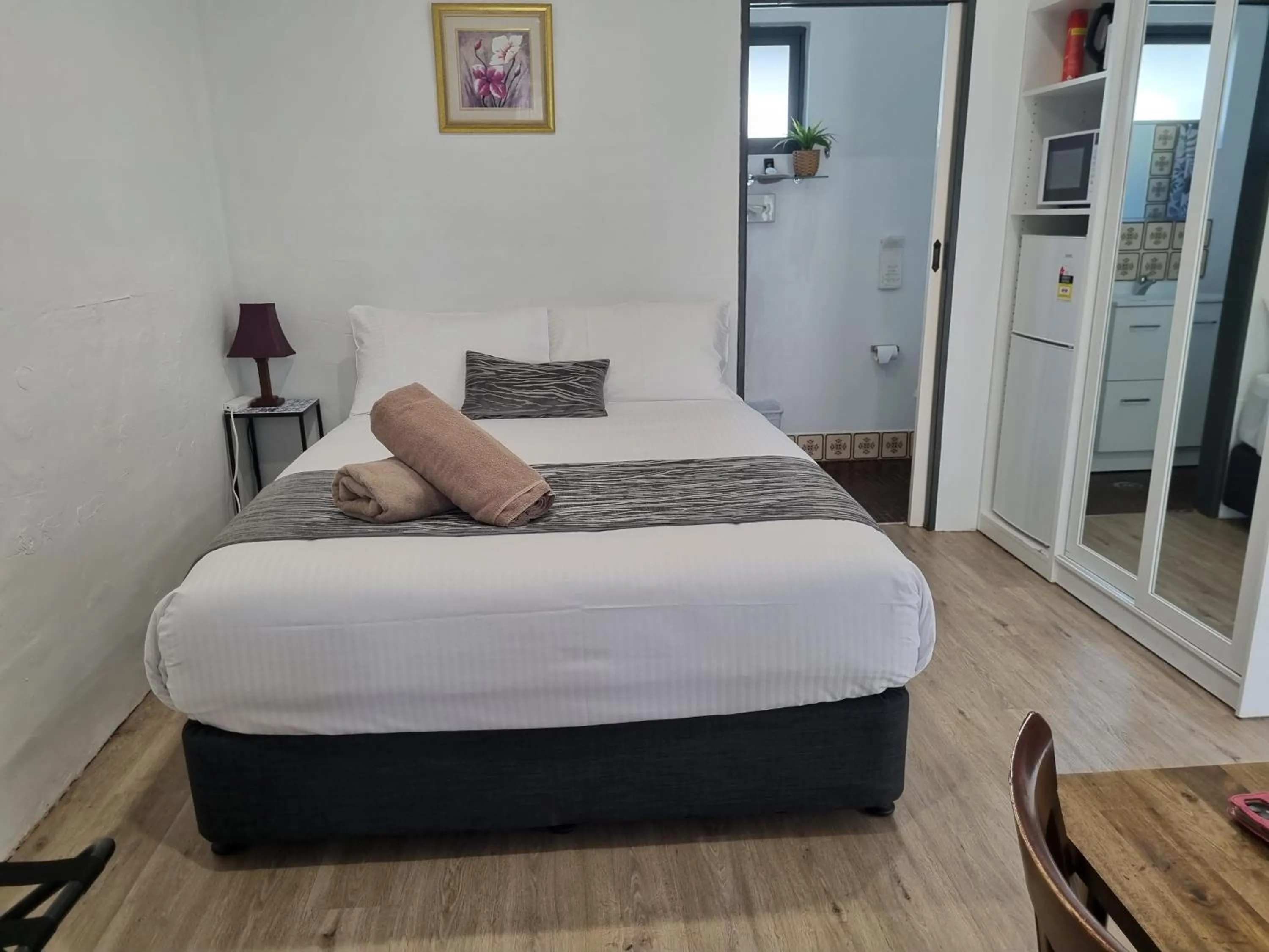 Bed in Parkes Federation Motel