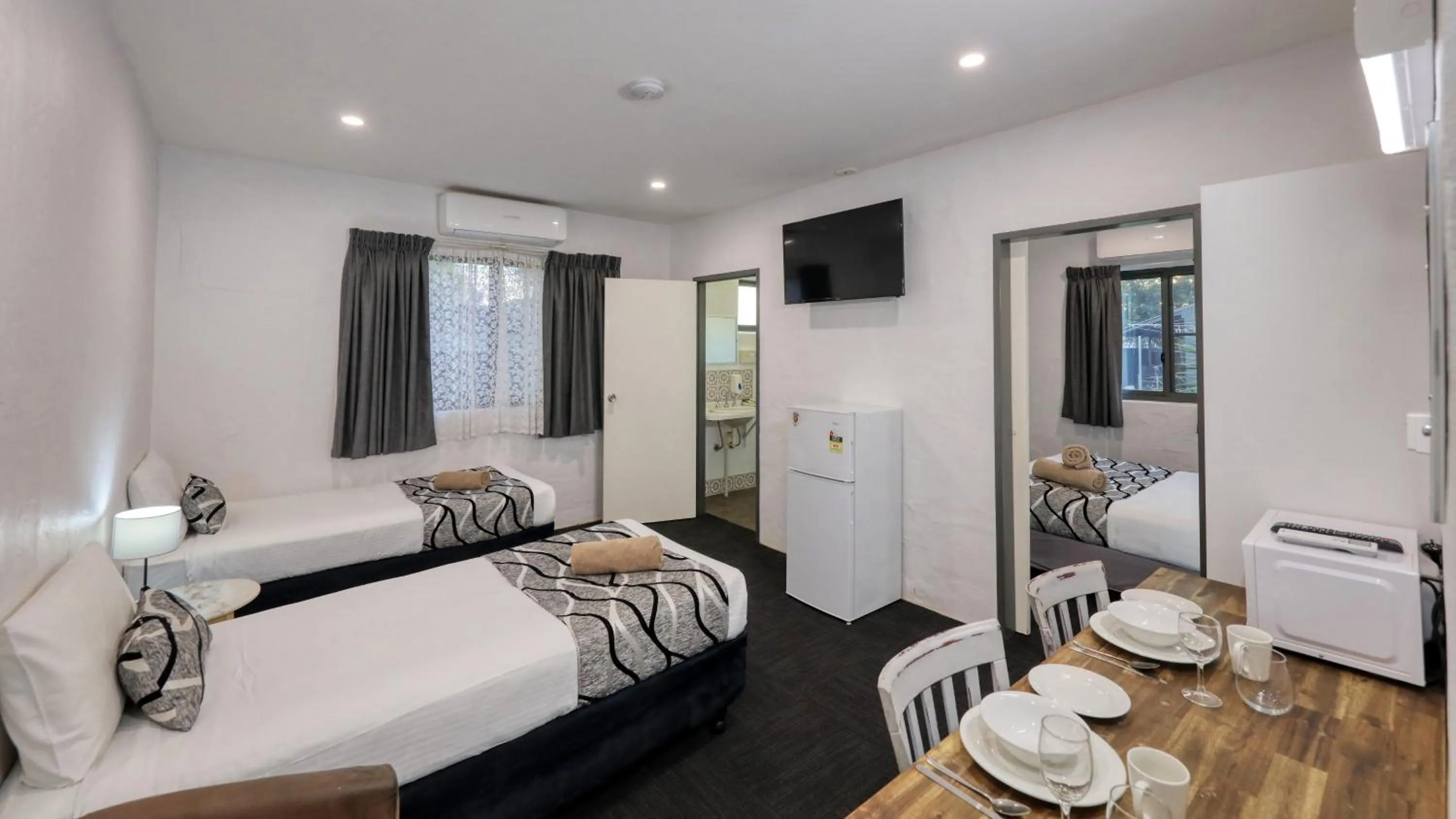 Bed in Parkes Federation Motel