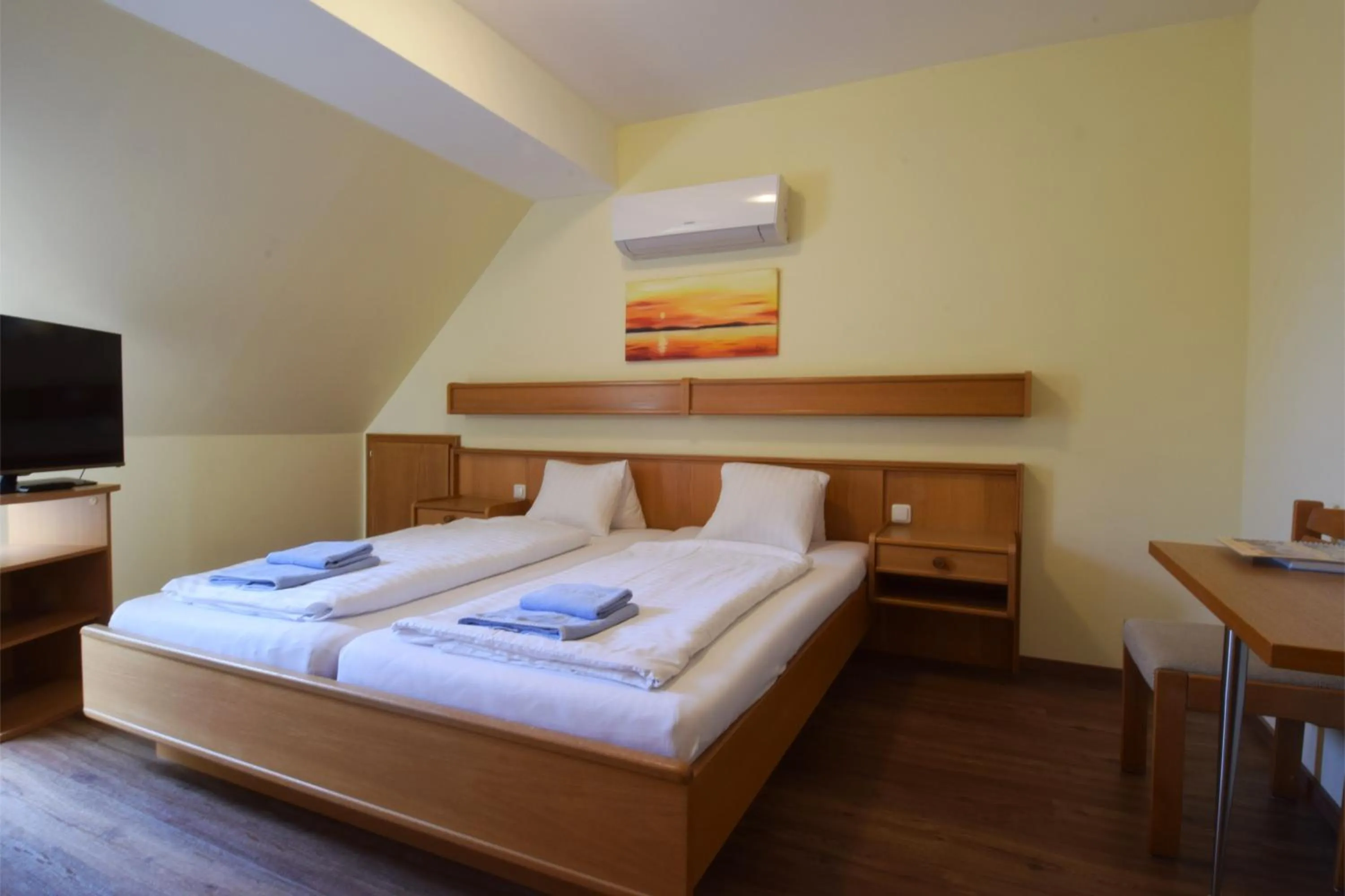 Bedroom, Bed in Hotel Restaurant Müllner