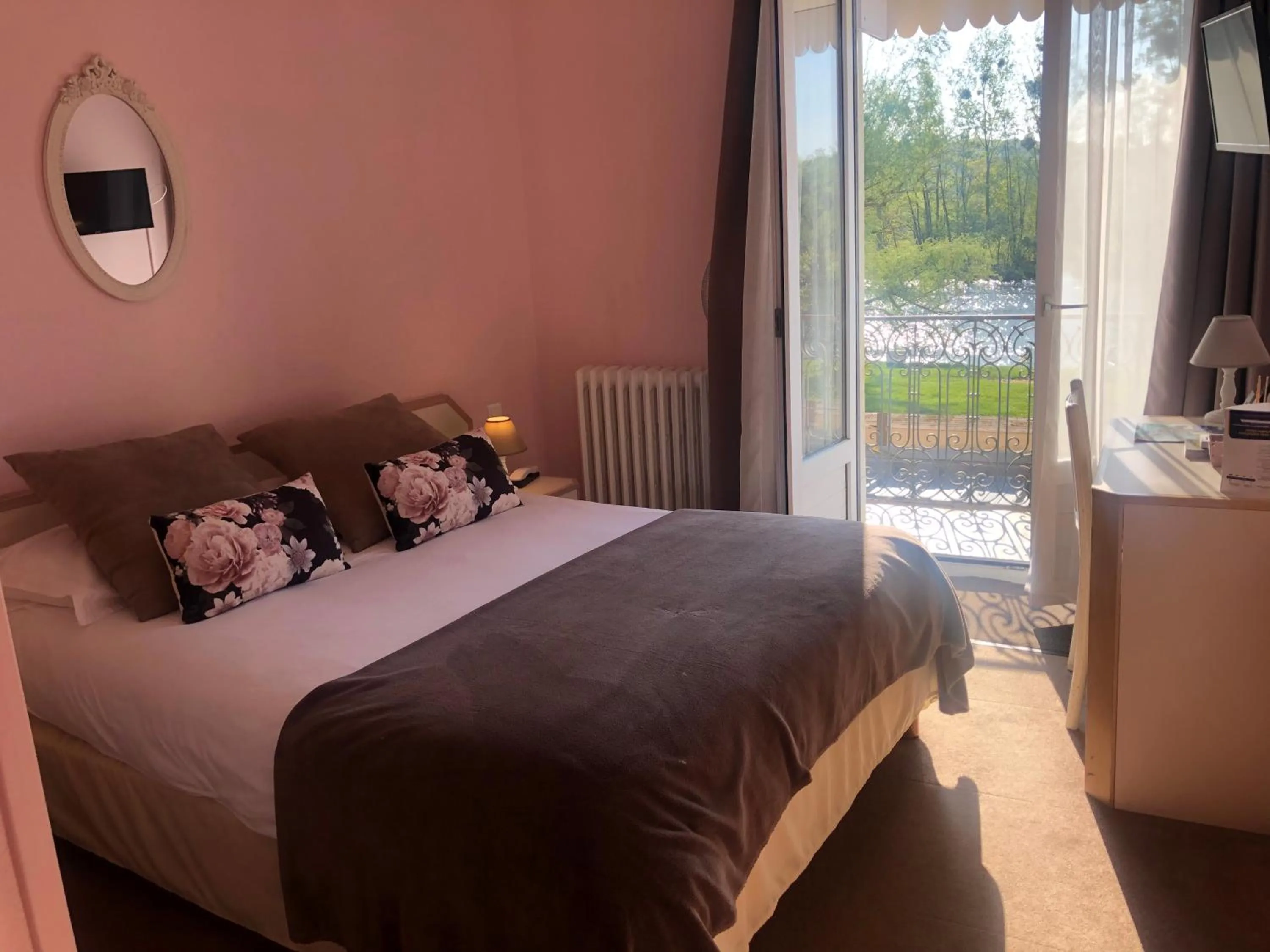 Bedroom, Bed in Hotel de L'Oise