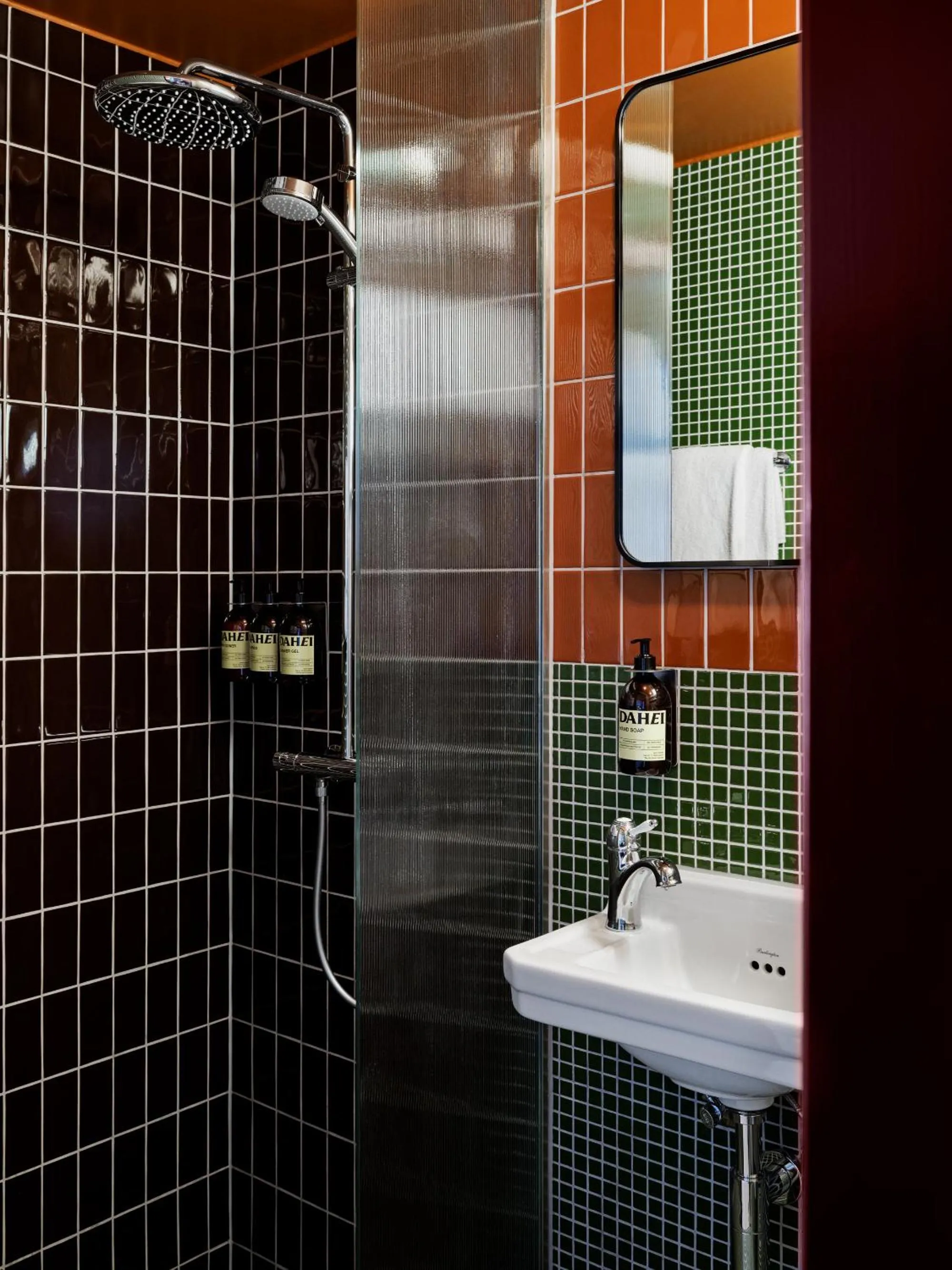 Shower in Dahei Apartment Hotel