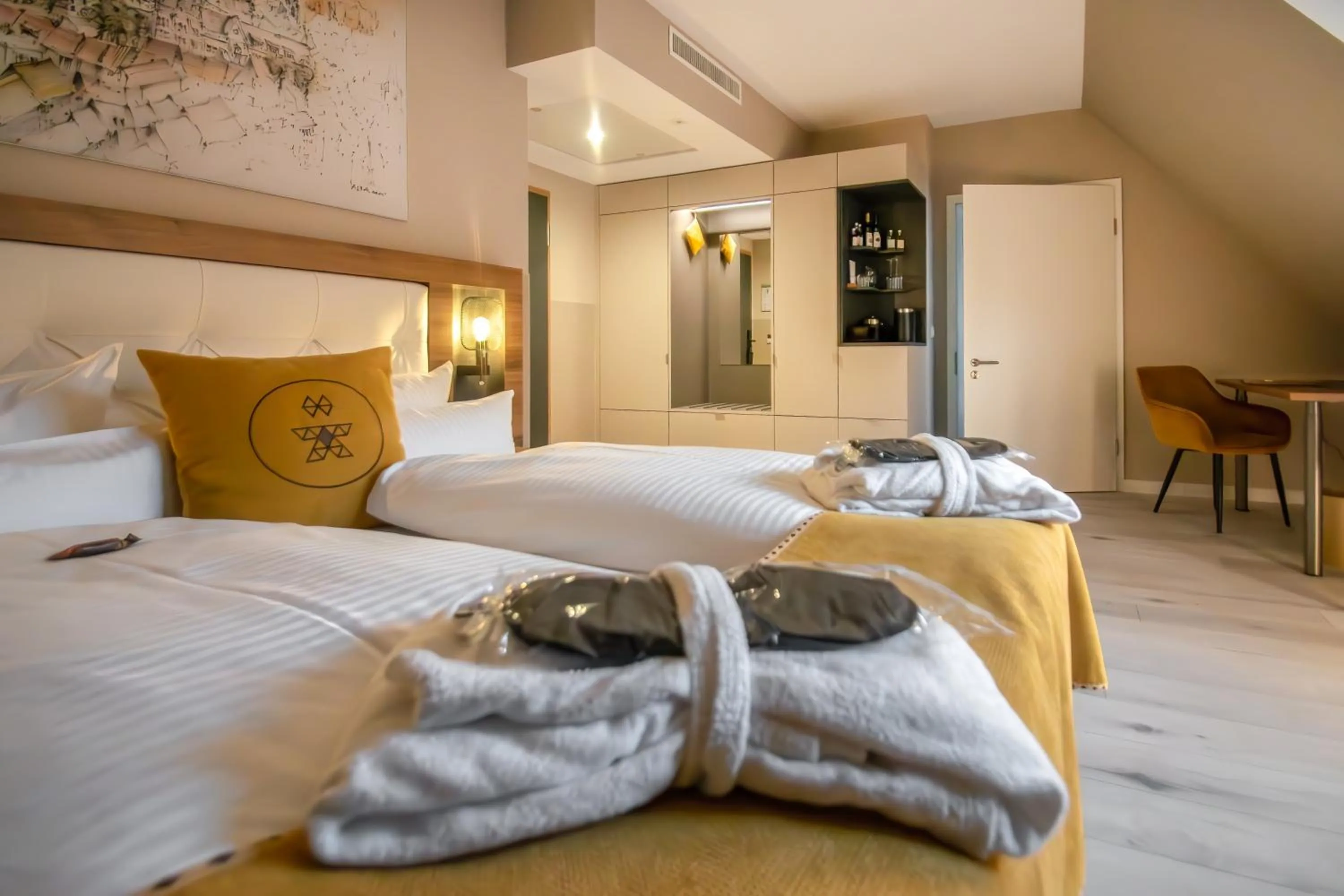 wardrobe, Bed in DAS KEHRS - Hotel auf dem Petersberg