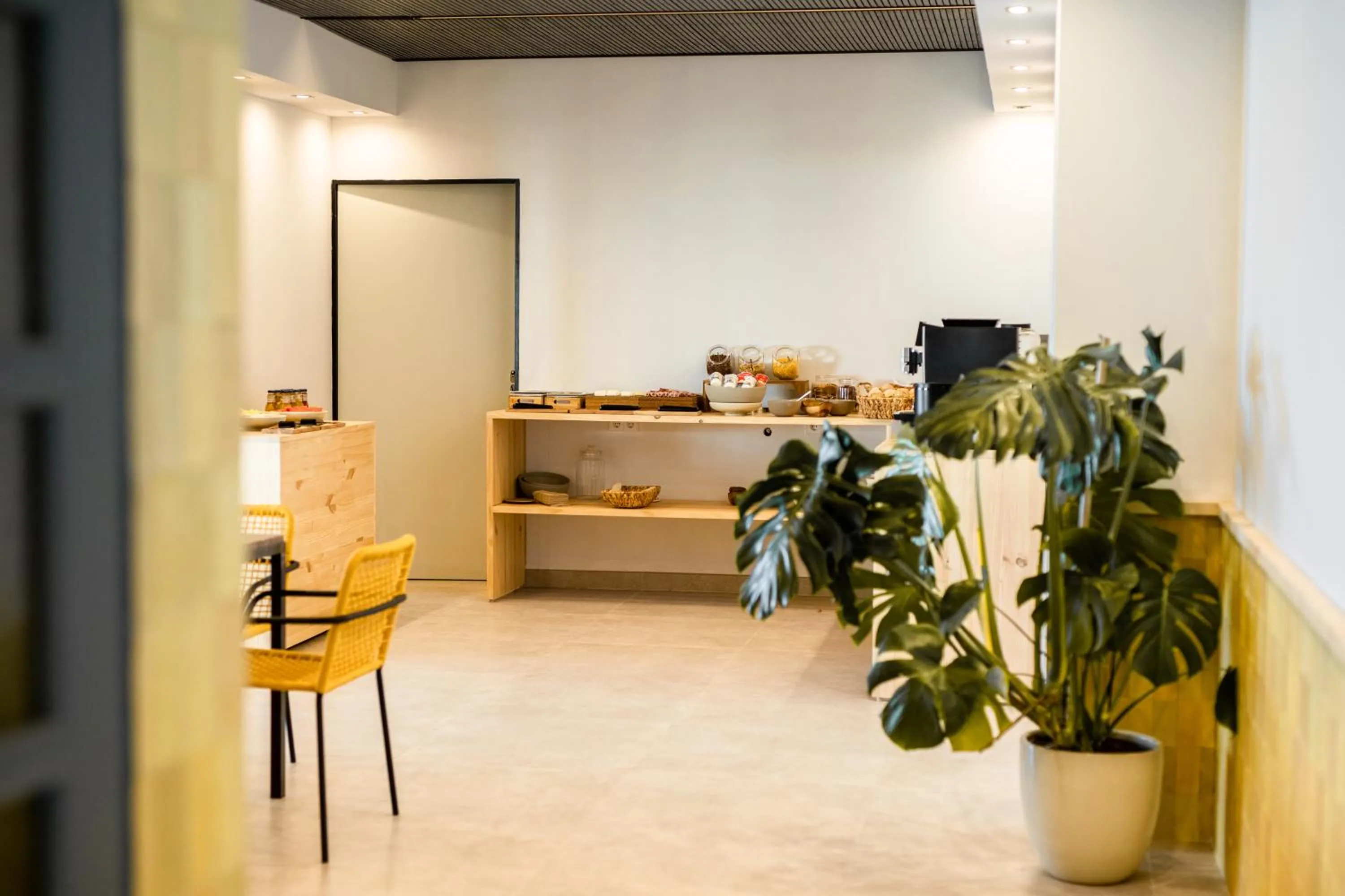 Buffet breakfast in Hostal La Cigüeña