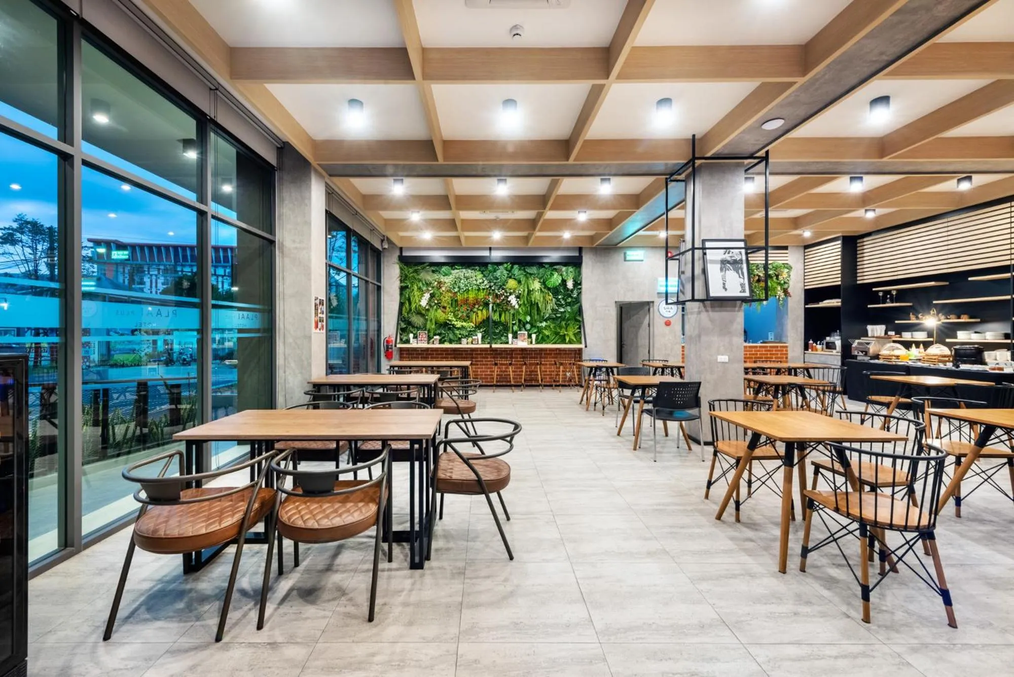 Restaurant/places to eat in PLAAI Plus Hotel Rayong