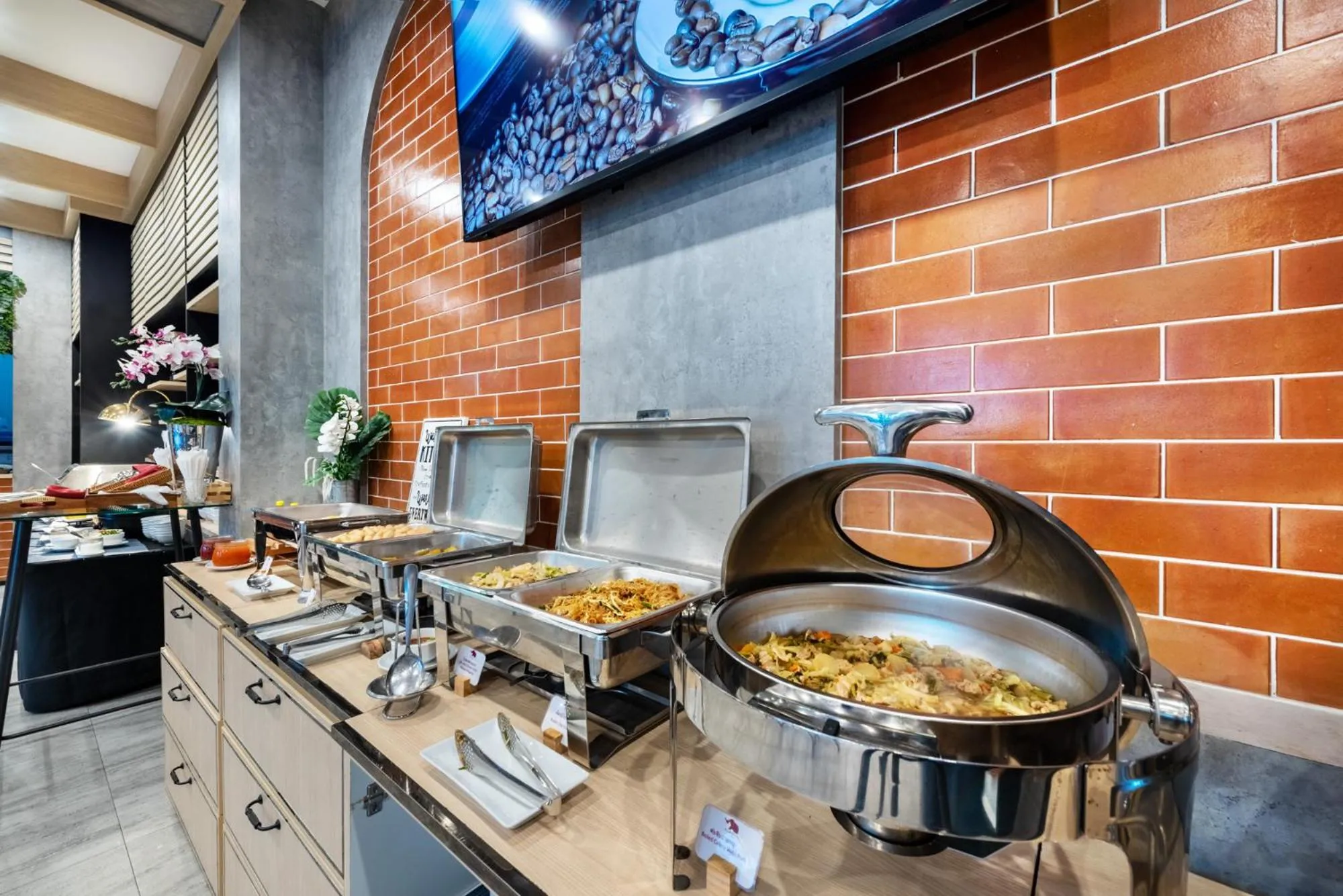 Restaurant/places to eat in PLAAI Plus Hotel Rayong