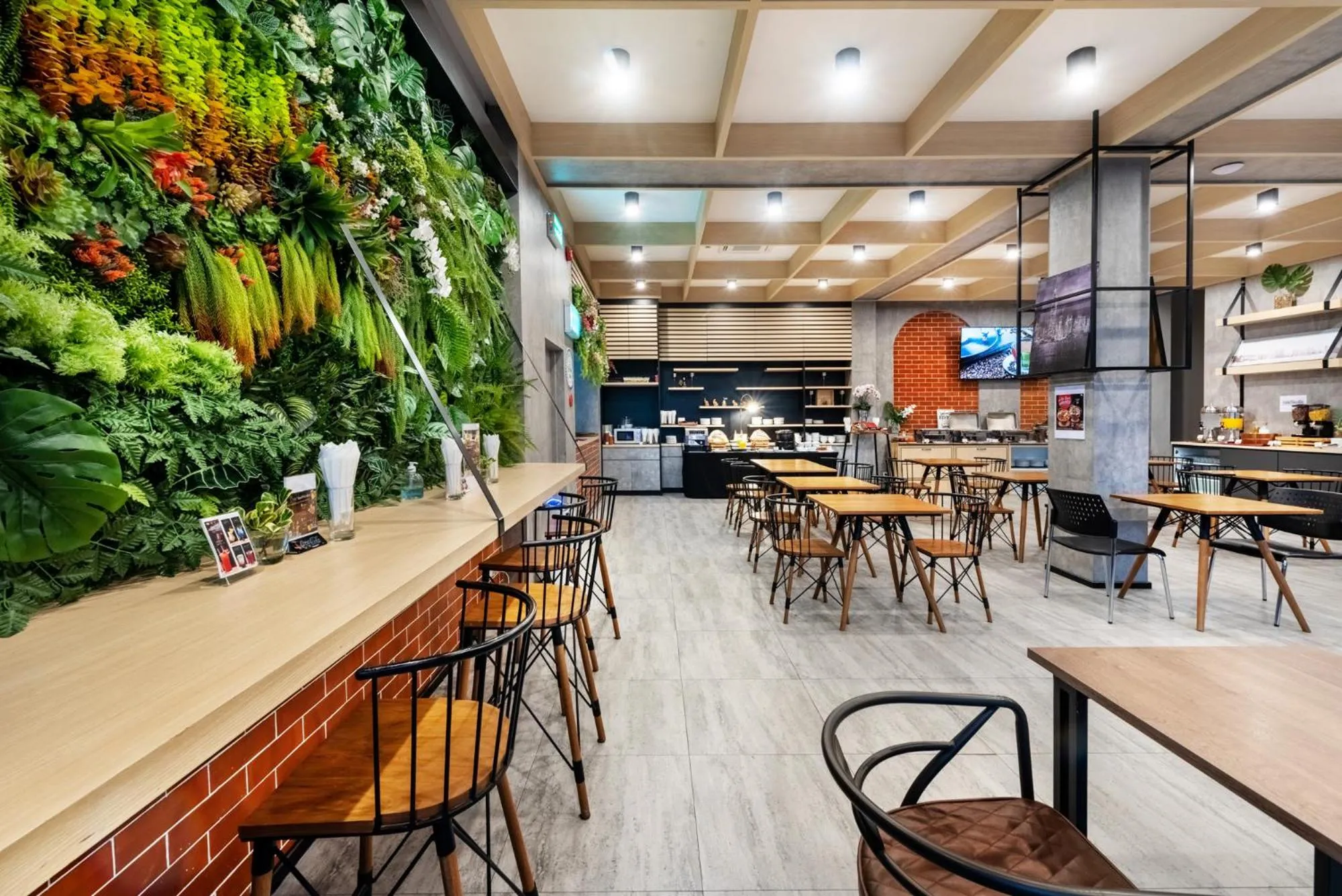 Restaurant/places to eat in PLAAI Plus Hotel Rayong