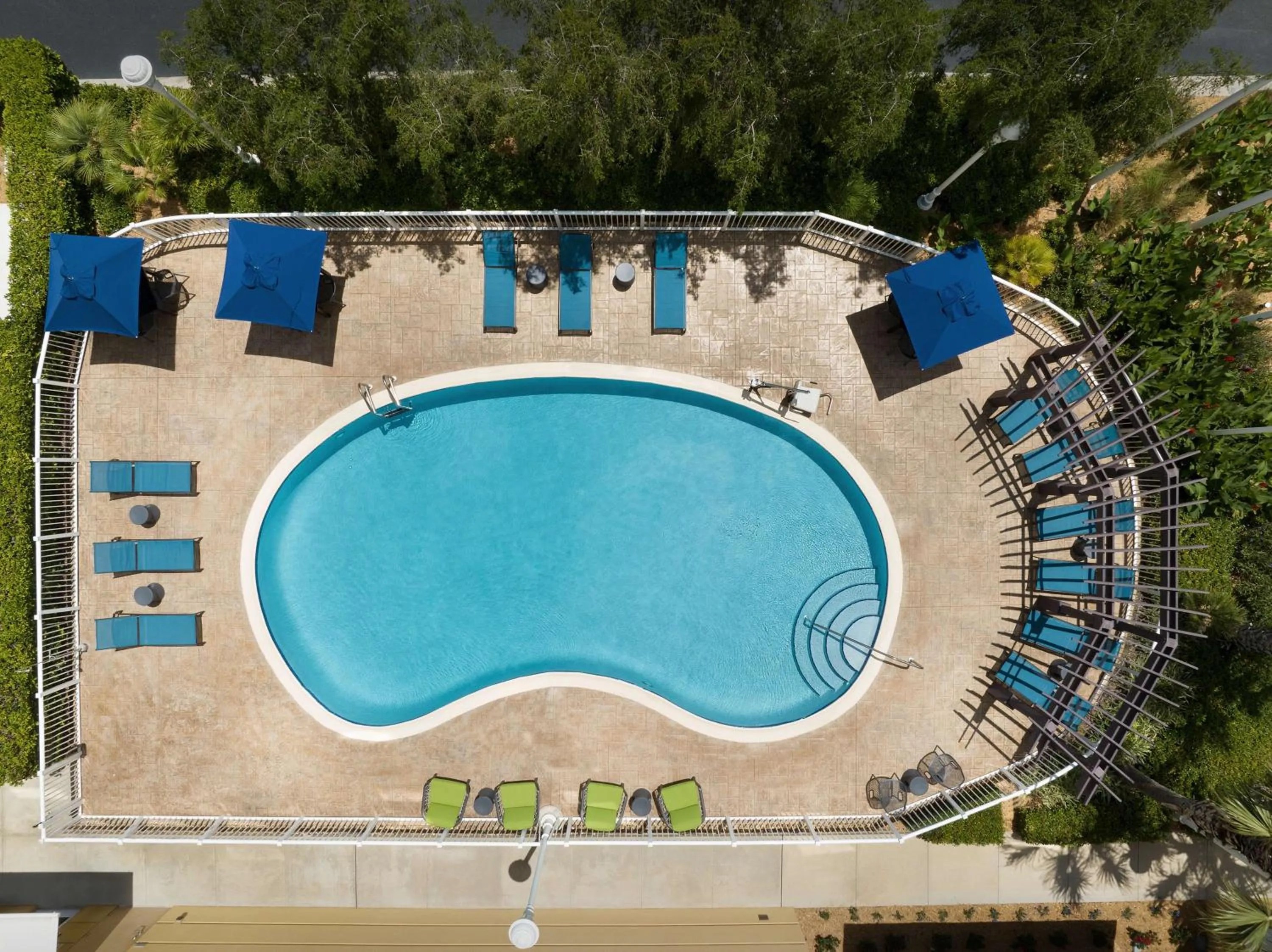 Swimming pool in Hampton Inn & Suites Orlando North Altamonte Springs
