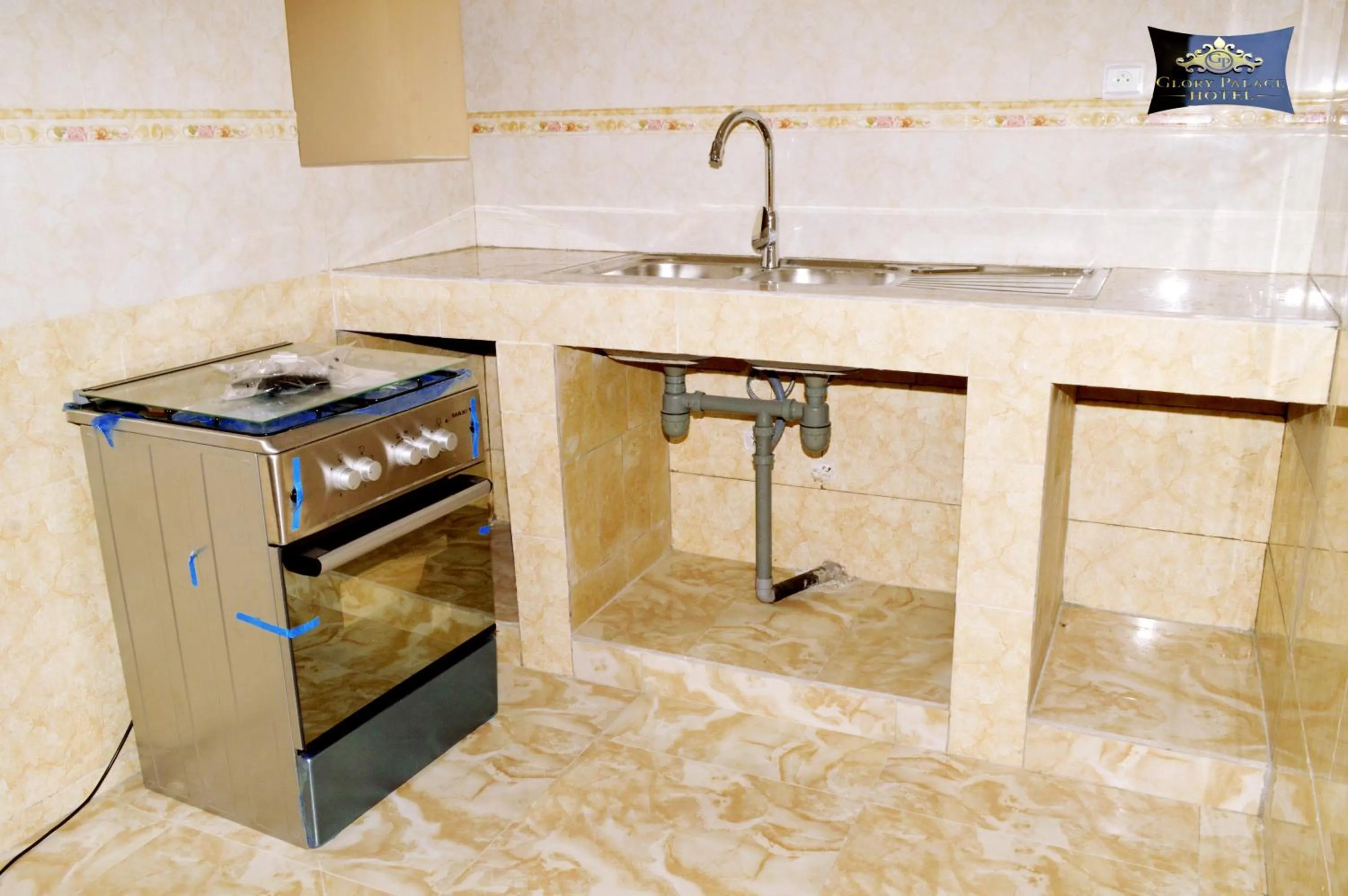 Kitchen or kitchenette in Glory Palace Hotel