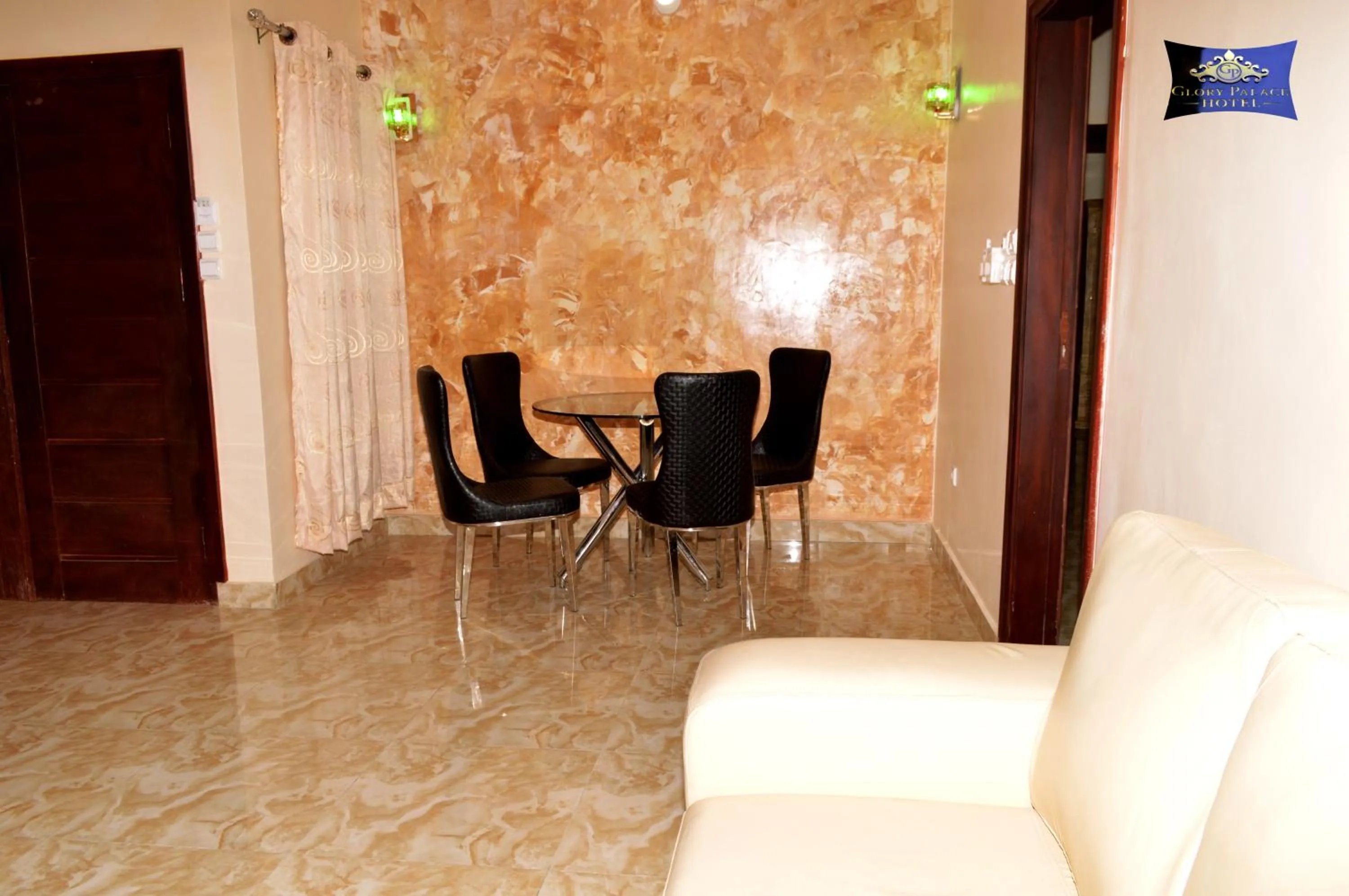 Restaurant/places to eat in Glory Palace Hotel