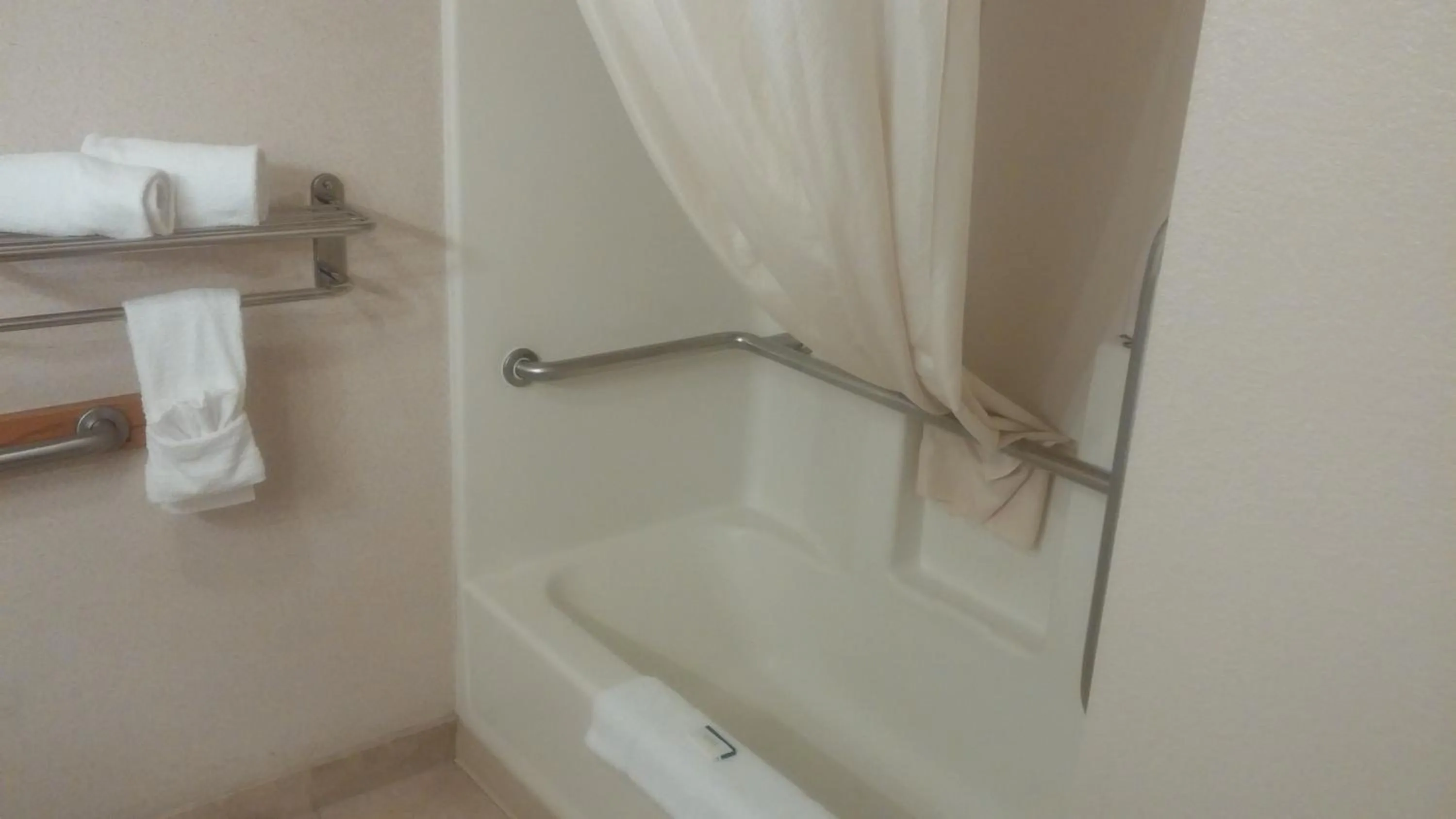 Bathroom in Sunrise Inn