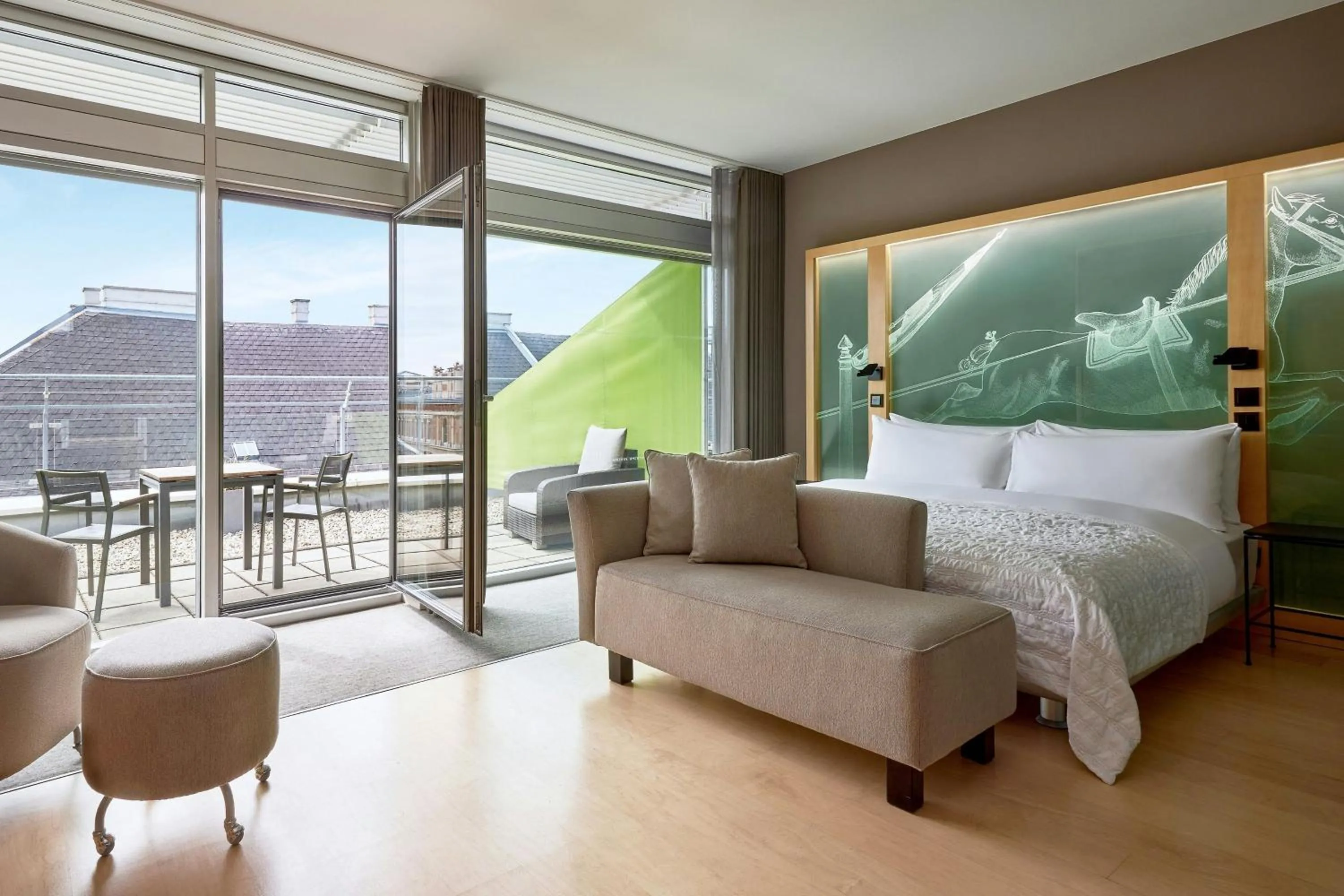 Photo of the whole room, Bed in Le Méridien Vienna