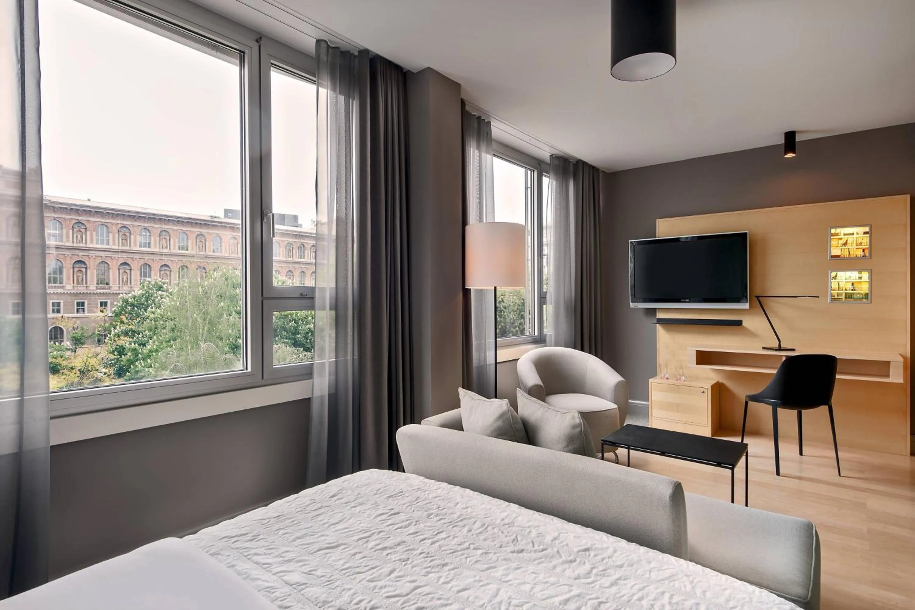 Photo of the whole room, Bed in Le Méridien Vienna