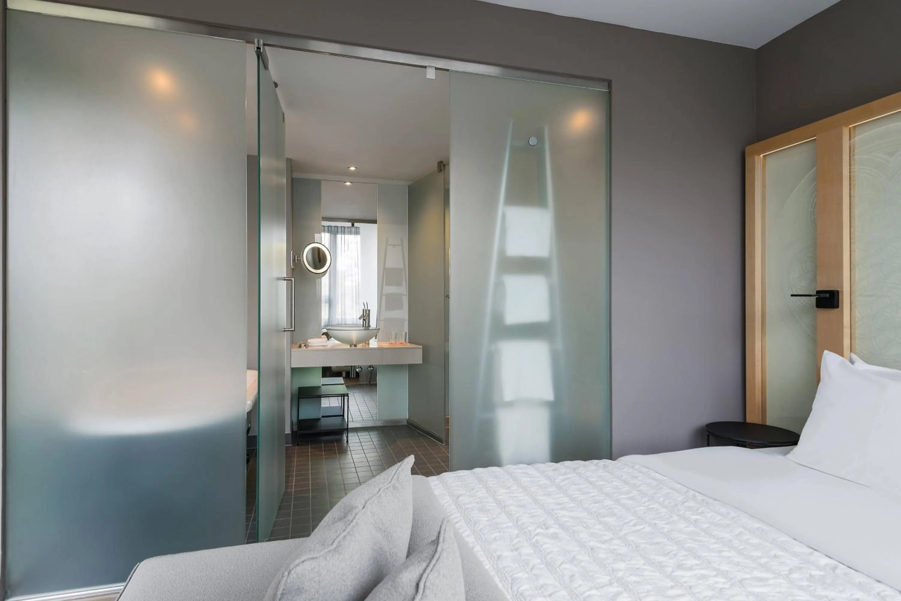 Photo of the whole room, Bed in Le Méridien Vienna