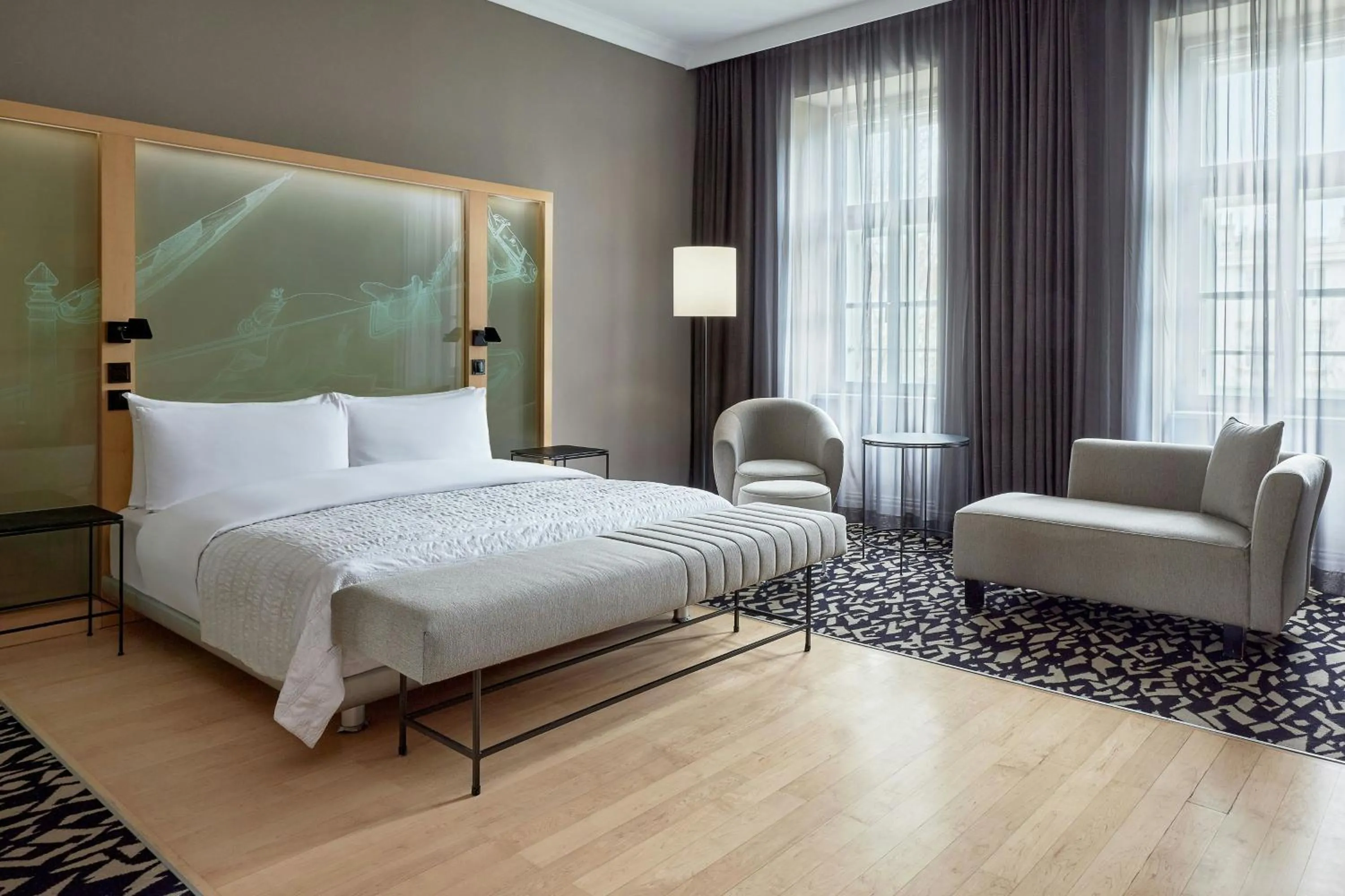 Photo of the whole room, Bed in Le Méridien Vienna