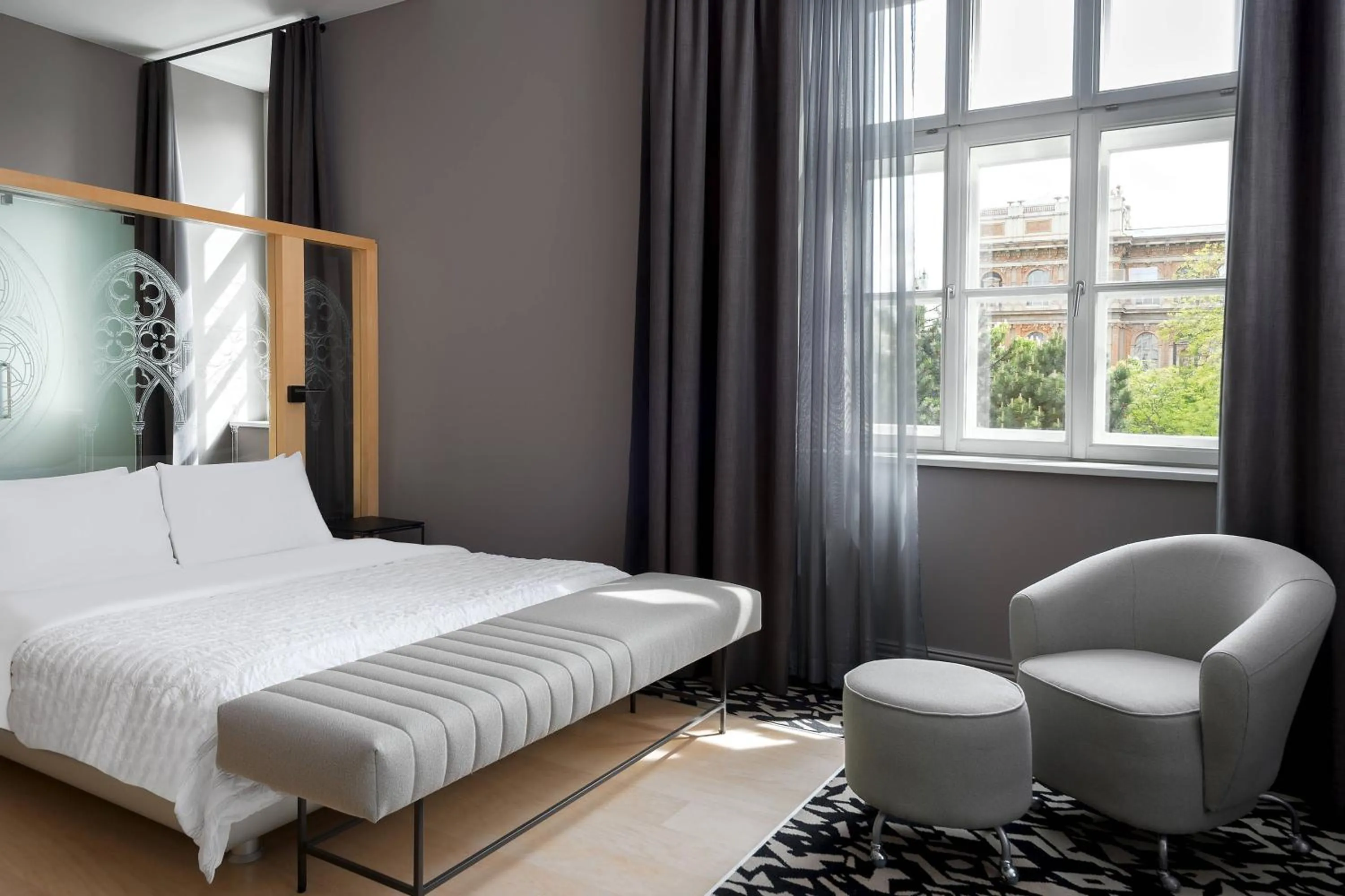 Photo of the whole room, Bed in Le Méridien Vienna