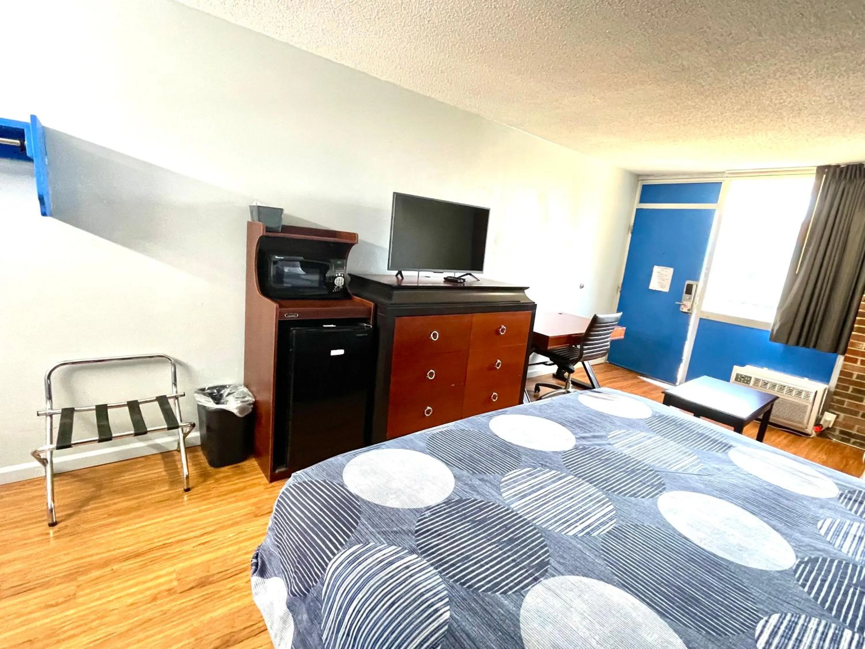 Bed in Rodeway inn- Nashville airport - Downtown - Mexican Restaurant on site