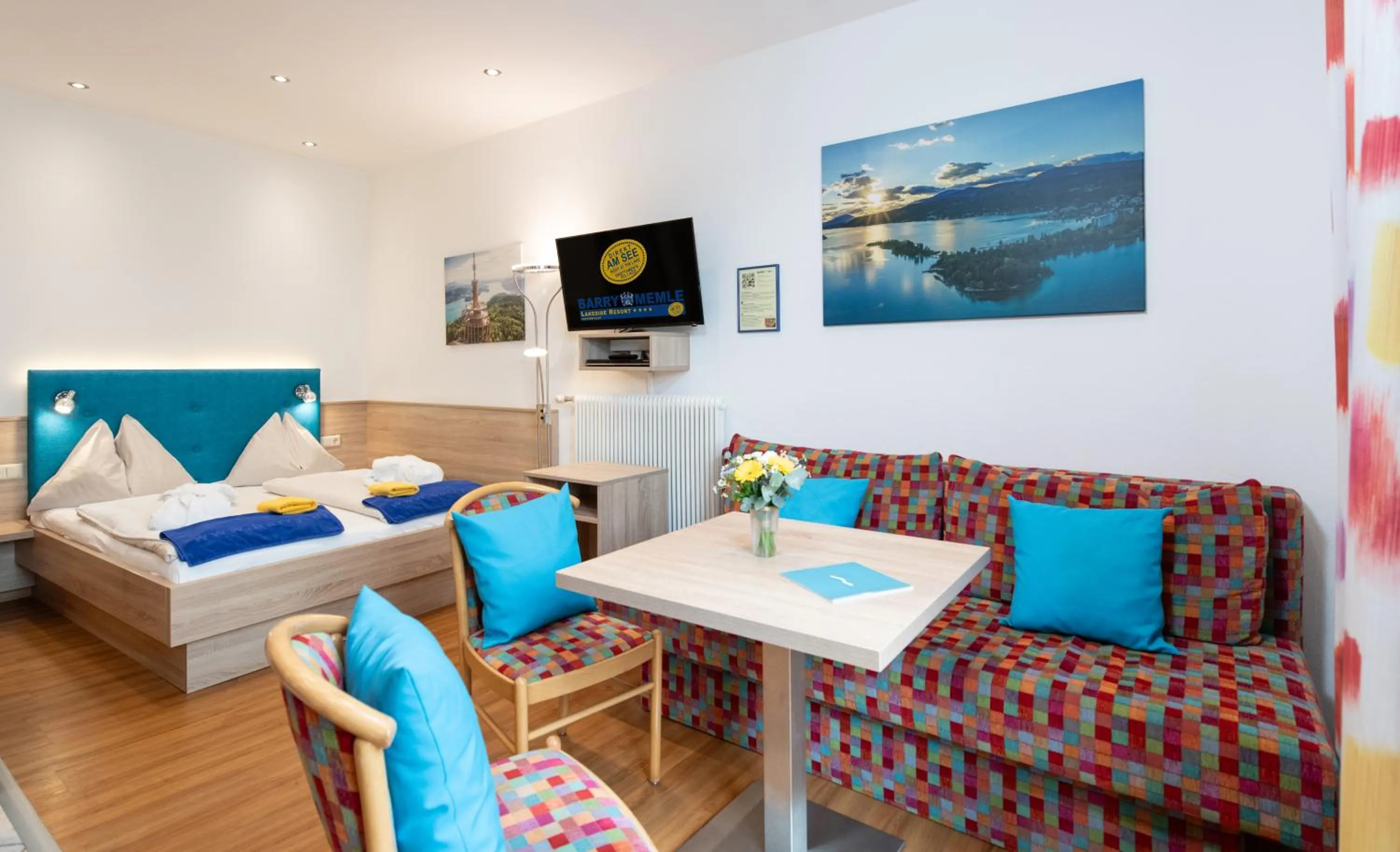 Bedroom, Bed in Barry Memle Directly at the Lake