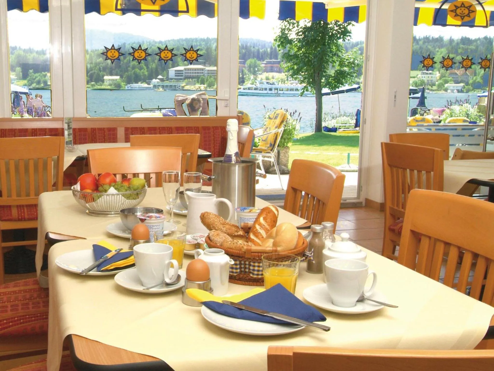 Restaurant/places to eat in Barry Memle Directly at the Lake