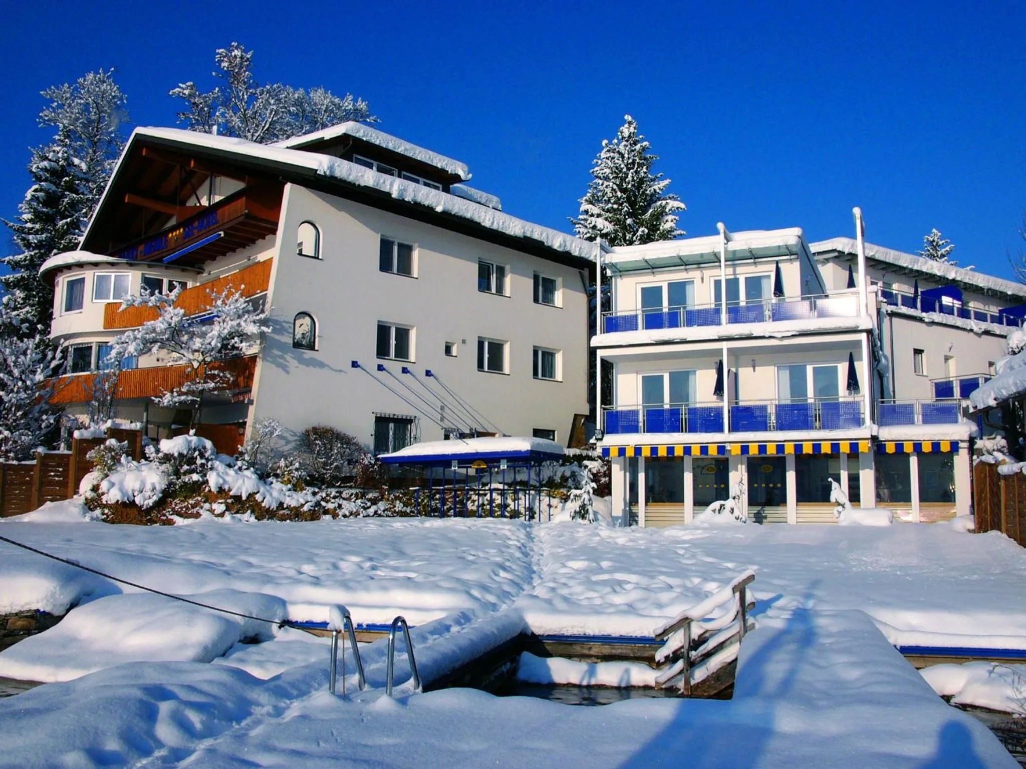 Facade/entrance in Barry Memle Directly at the Lake