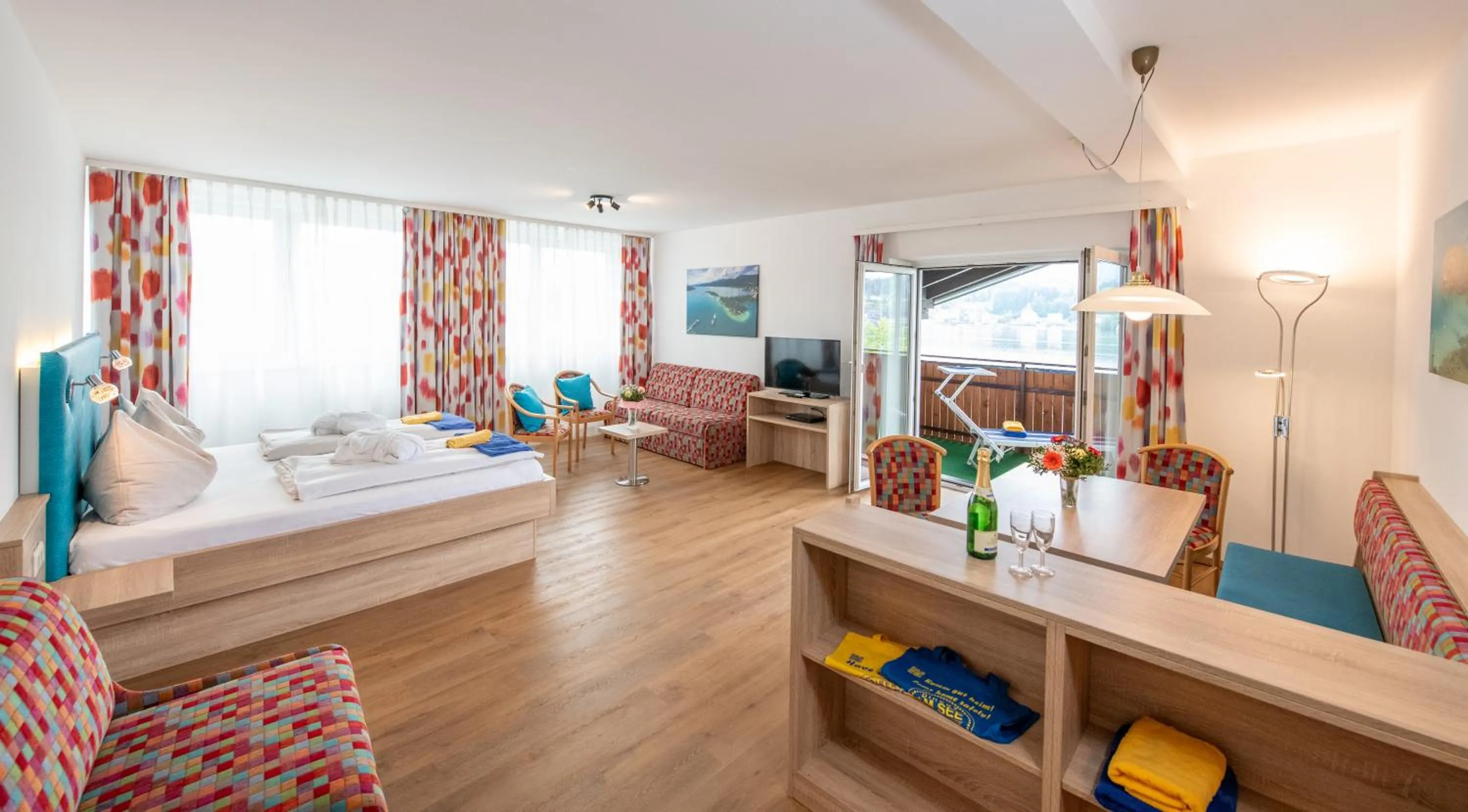 Photo of the whole room, Bed in Barry Memle Directly at the Lake