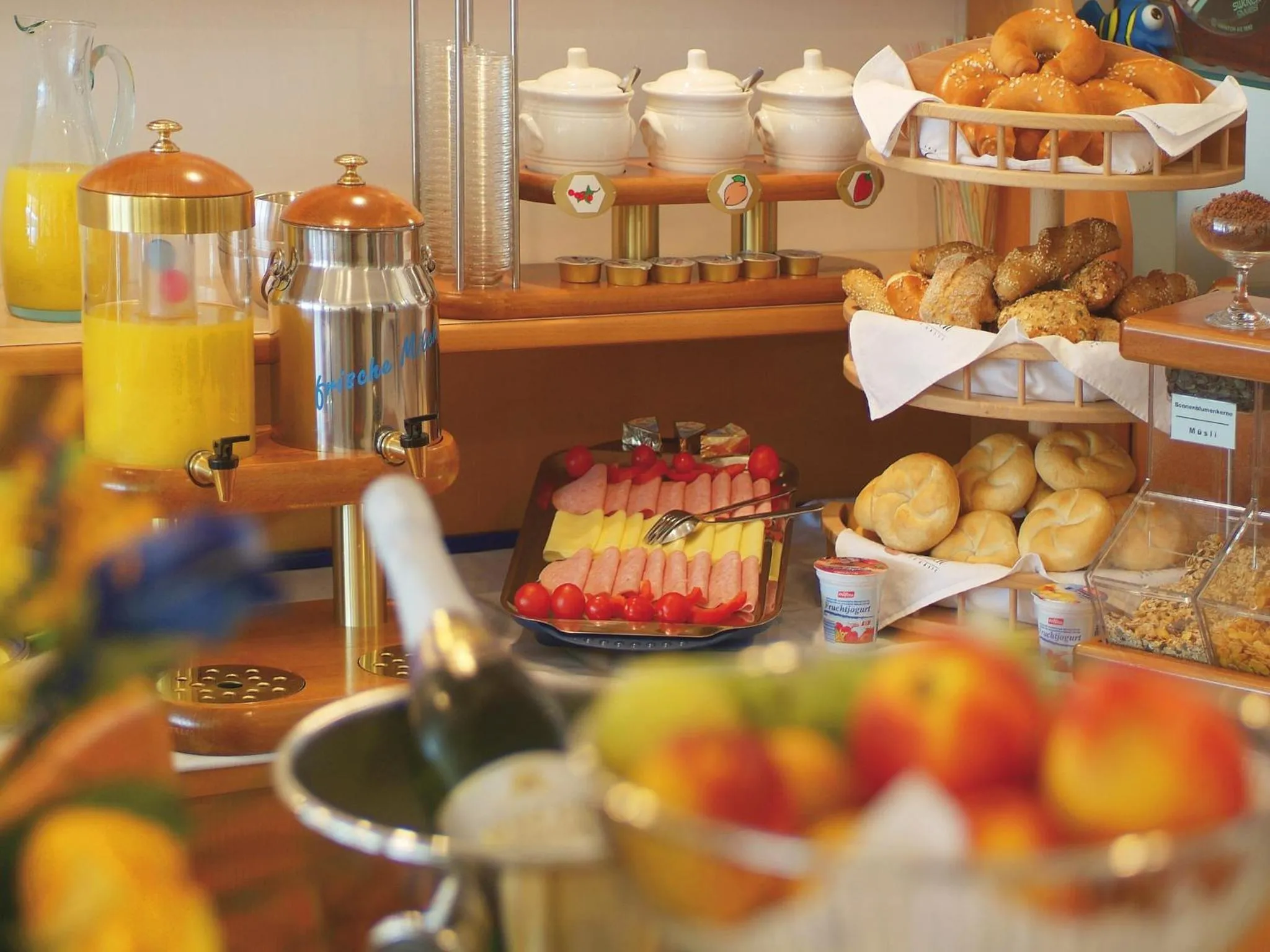 Restaurant/places to eat in Barry Memle Directly at the Lake