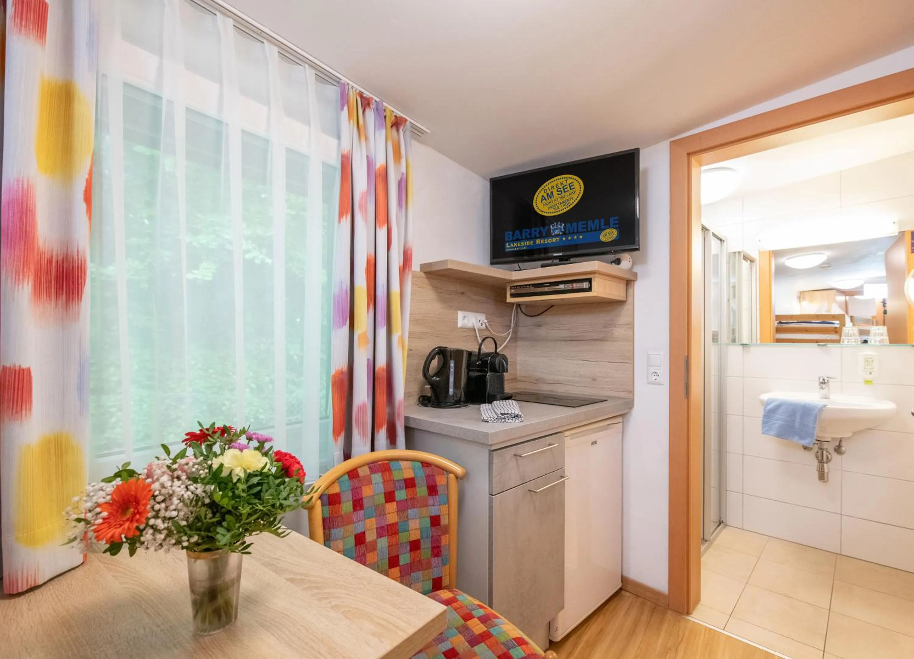 kitchen in Barry Memle Directly at the Lake