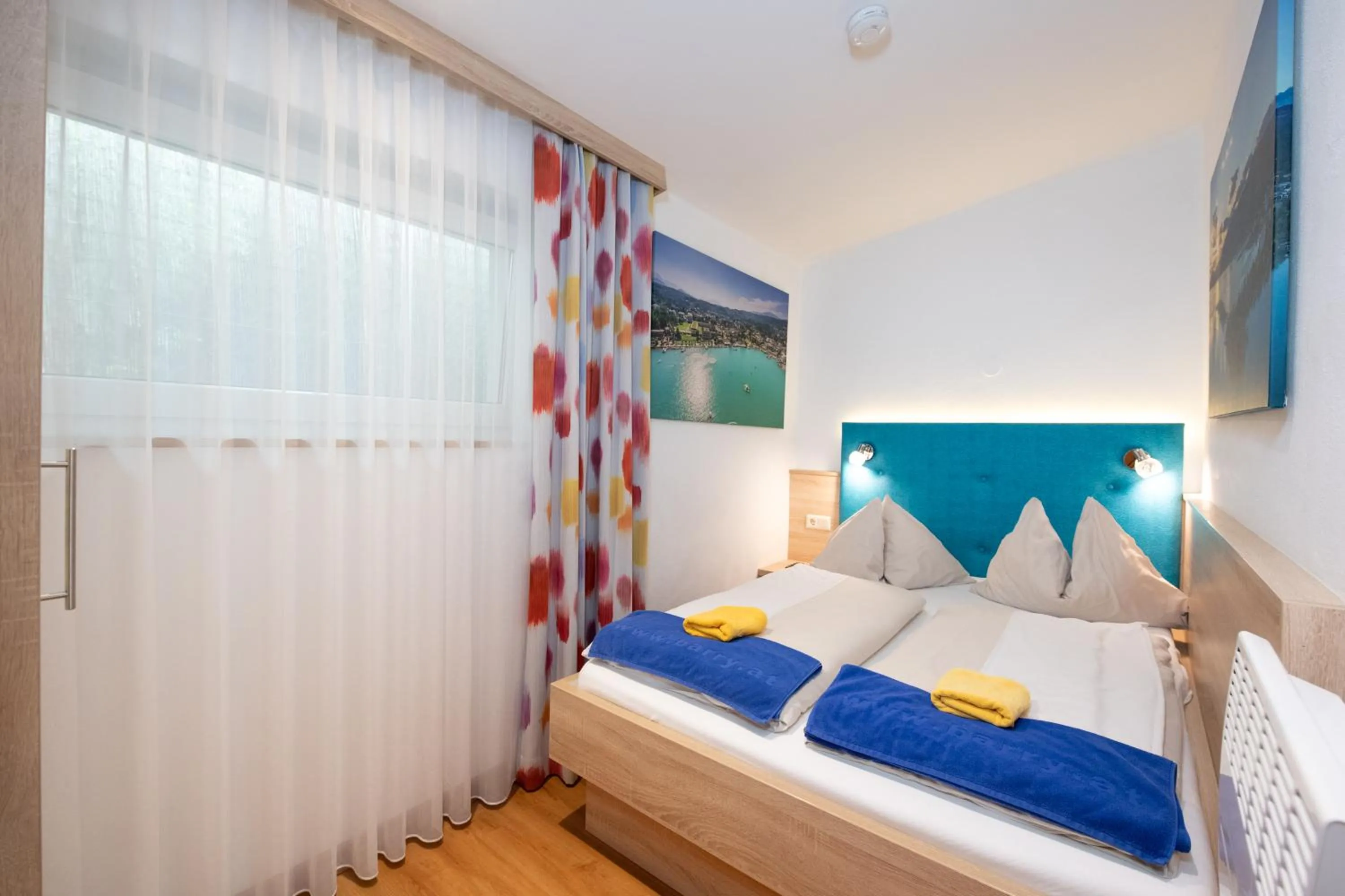 Bedroom, Bed in Barry Memle Directly at the Lake