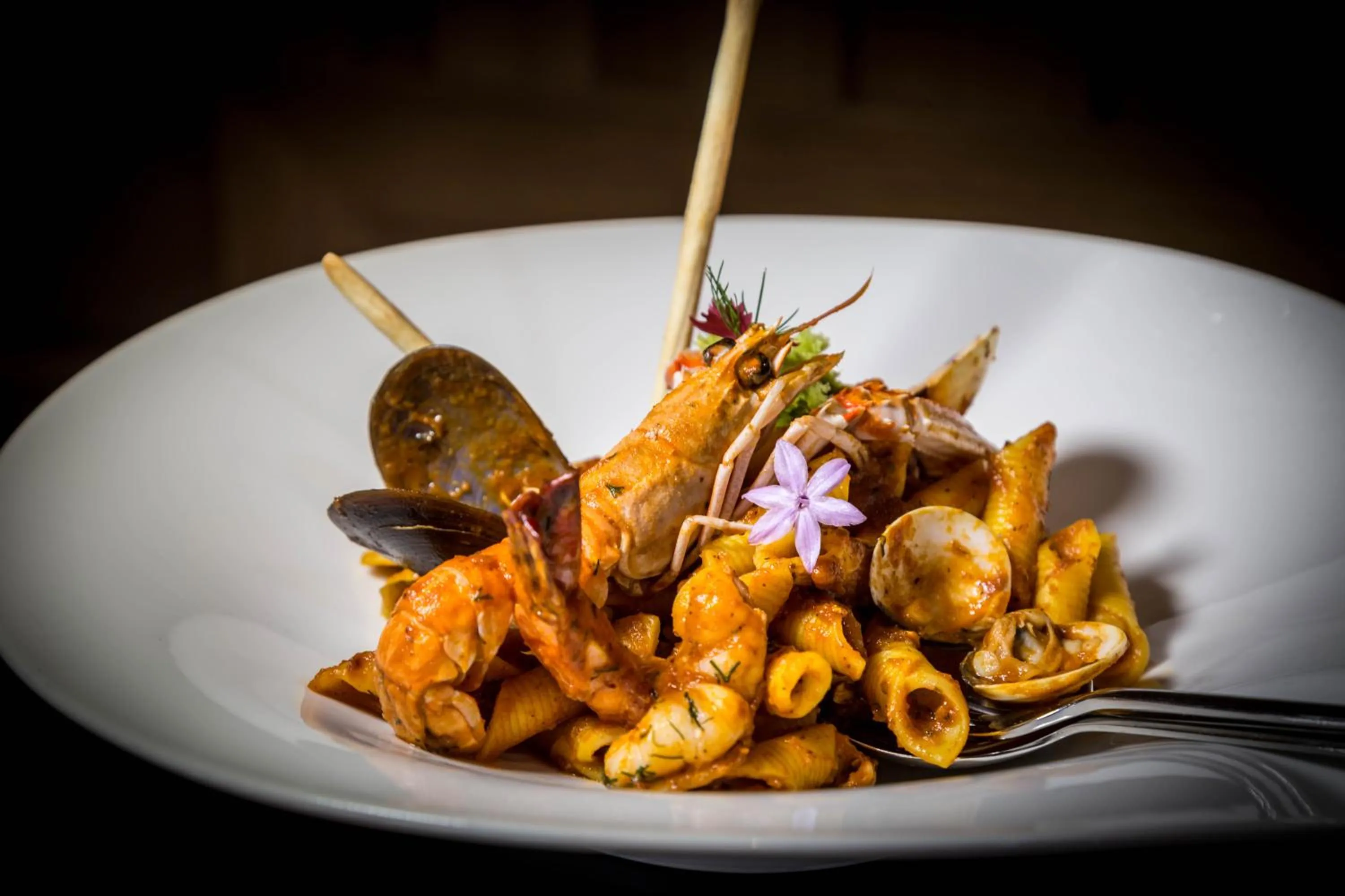 Restaurant/places to eat in Liquid Hotel Apartments