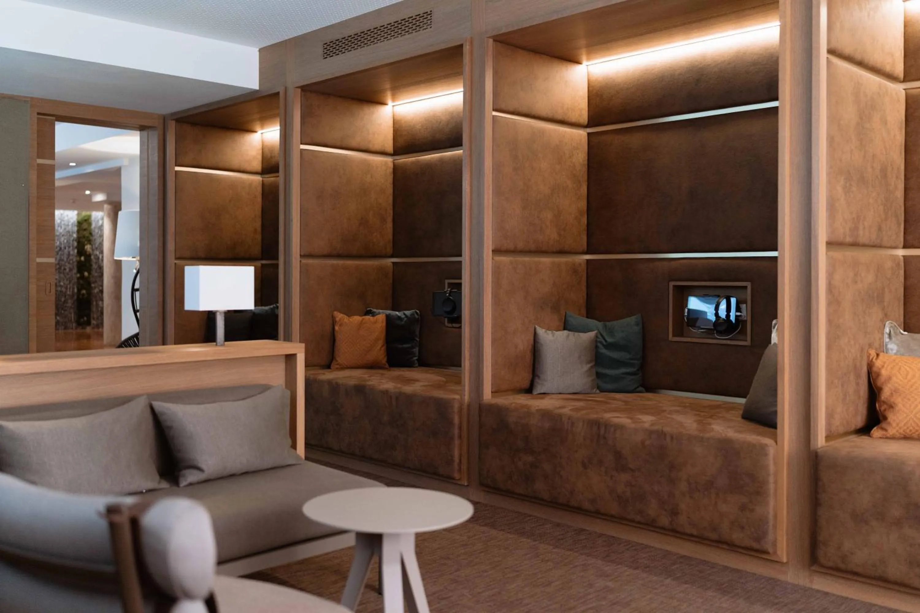 Library in DAS RONACHER Thermal Spa Hotel