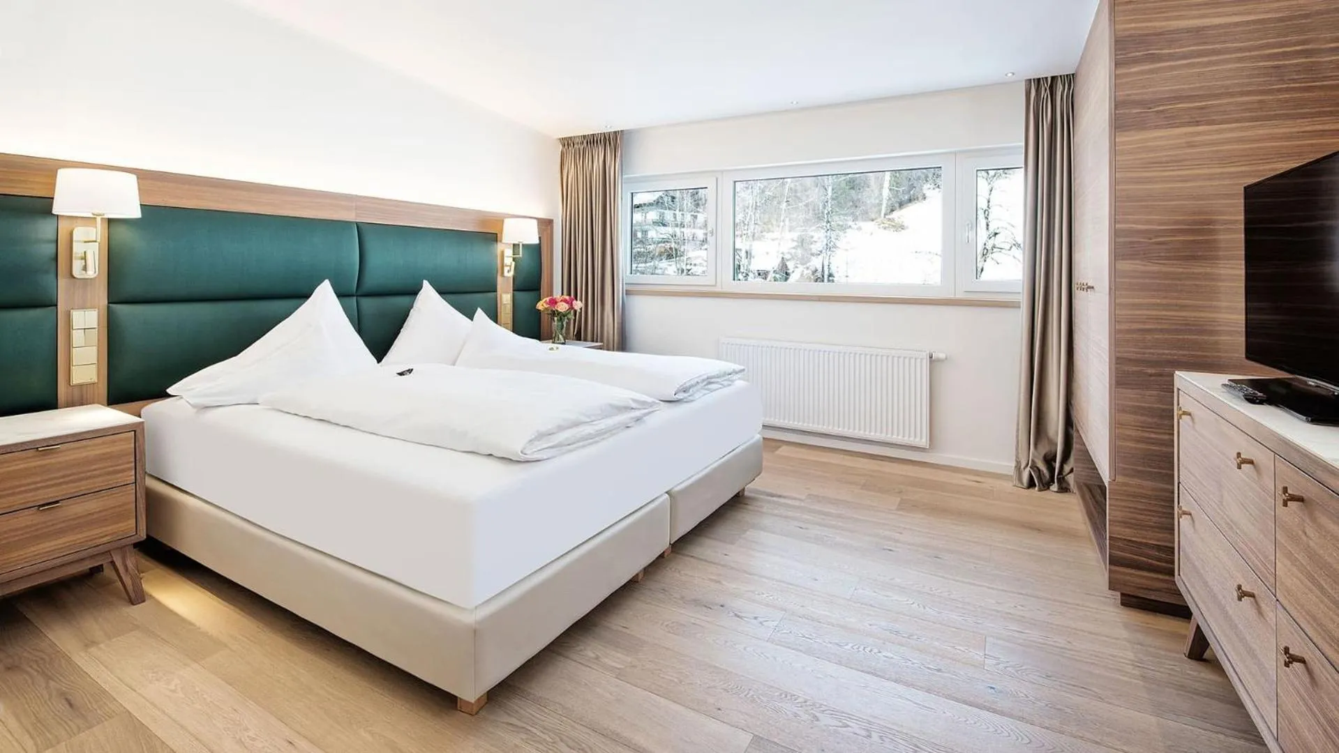 Bed in DAS RONACHER Thermal Spa Hotel