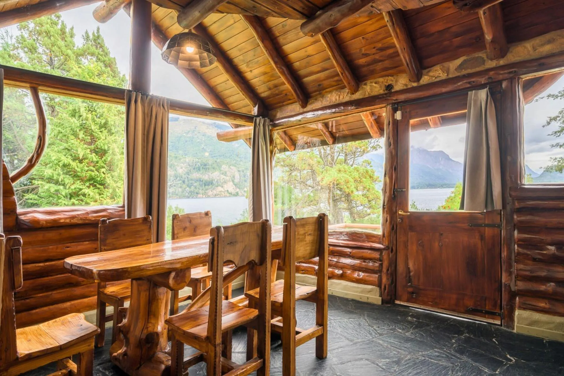 Dinner in Cabañas Villa Labrador con costa de lago