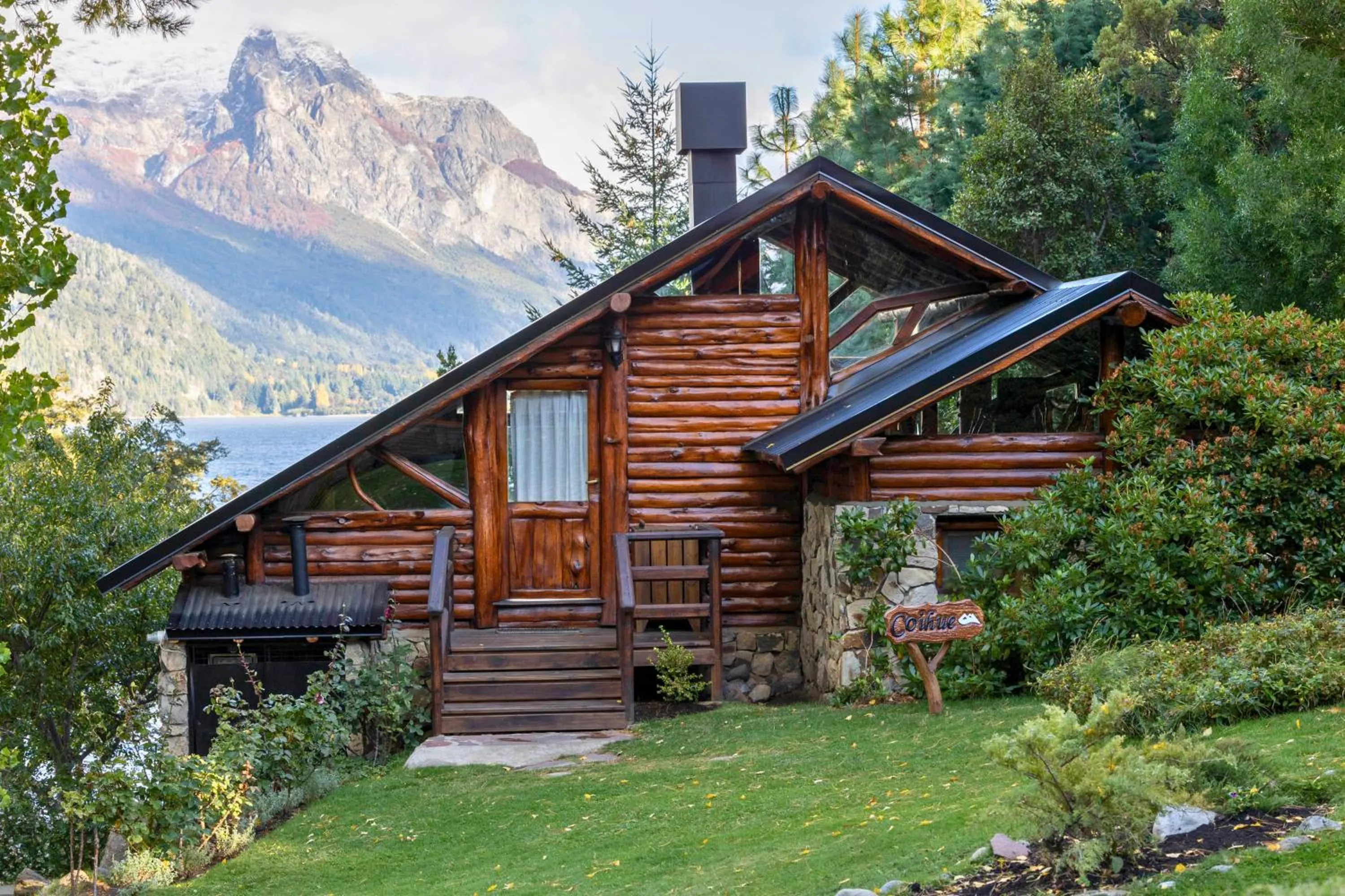 Mountain view in Cabañas Villa Labrador con costa de lago