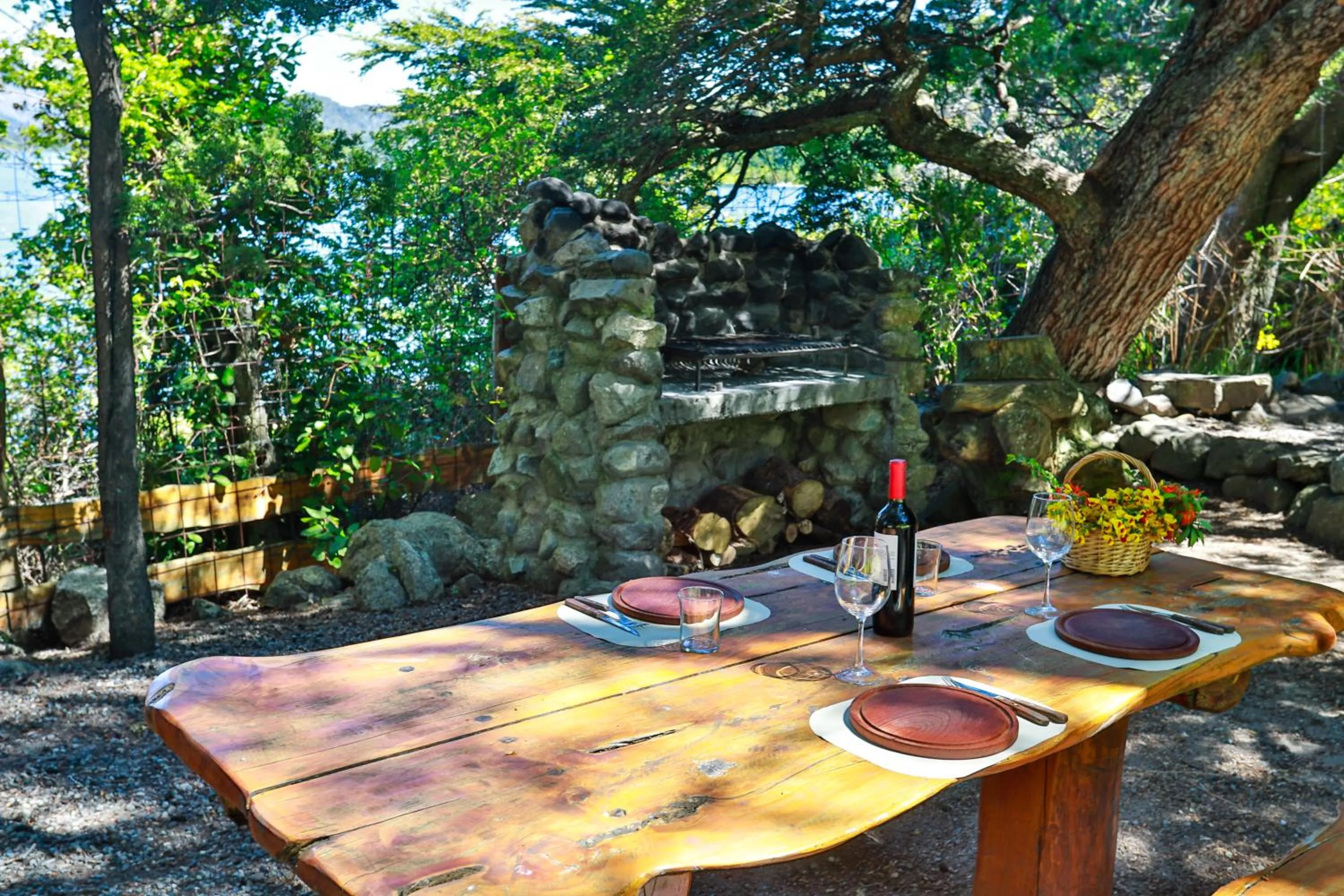 Property building in Cabañas Villa Labrador con costa de lago